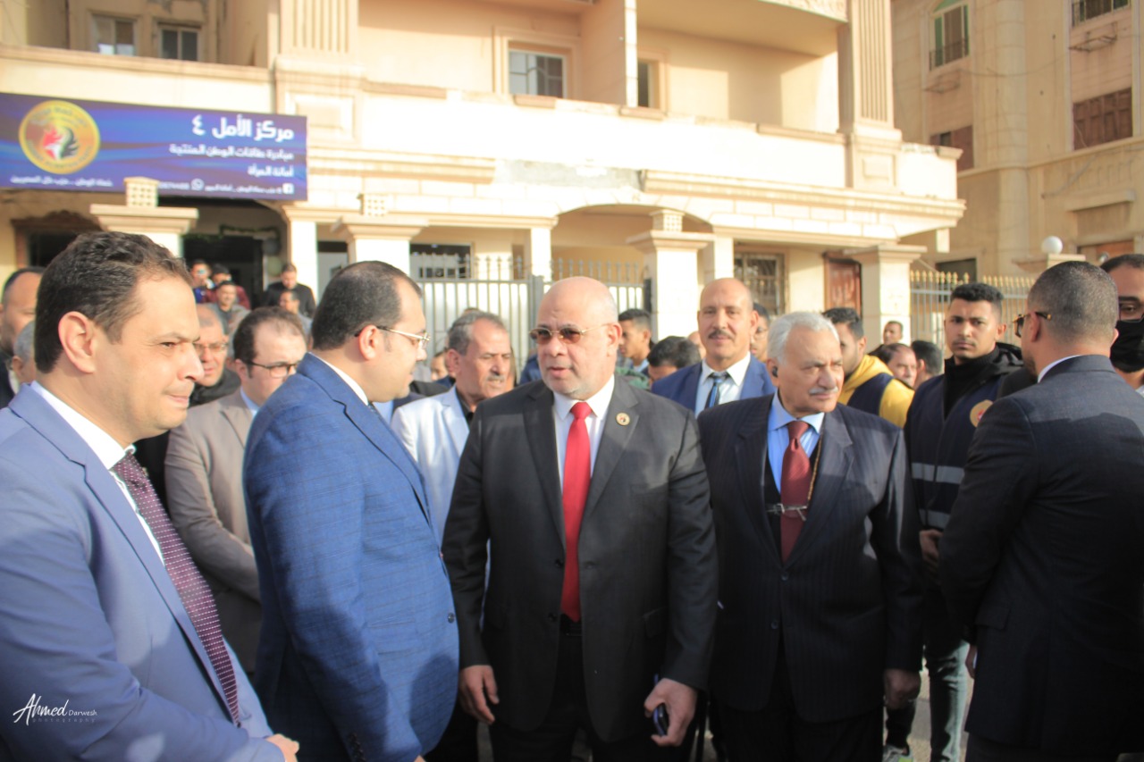 خلال افتتاح مقر العبور.."حماة الوطن" :نتعاون مع كل الأحزاب لتحقيق أهداف وطموحات الجمهورية الجديدة و"حياة كريمة" العبور الثالث للارتقاء بأوضاع المواطن المصرى. قيادات الحزب يشيدون بجهود أمانة القليوبية فى الانتشار الواسع وخدمة جماهير المحافظة افتتح قيادات حزب “حماة الوطن” بالقليوبية، أمس الاثنين؛ مقرا جديدا لفروع أمانات الحزب بمدينة العبور بمحافظة القليوبية، ليضاف هذا المقرالى فروع الأمانات الرئيسية بالقليوبية، فى إطار التوسع الحزبي فى كل مدن ومراكز محافظات مصر. كما افتتح قيادات الحزب مركز الأمل 4 بمدينة العبور لتدريب السيدات على الأعمال اليدوية، ويعمل هذا المركز علي توفير فرص عمل للمتميزات منهن وتسويق المنتجات التى ينتجها المركز فى جميع محافظات الجمهورية. أكد قيادات حزب حماة الوطن أن الحزب يحرص على التعاون مع كل الأحزاب السياسية فى سبيل صالح الوطن ولتحقيق أهداف وطموحات الجمهورية الجديدة تنفيذا لتوجيهات القيادة السياسية بضرورة الاهتمام بتلبية احتياجات المواطن البسيط.. لافتين الى أن مبادرة "حياة كريمة " التى أطلقها الرئيس عبدالفتاح السيسى لتحسين مستوى الخدمات للفئات المجتمعية الاكثر احتياجا تعد بمثابة العبور الثالث للوطن للارتقاء بأوضاع المواطن المصرى البسيط. نظم حزب "حماة الوطن" مؤتمر جماهيري حاشد بمدينة العبور على هامش افتتاح أمانة العبور لتكون إحدى الأمانات الفرعية بمحافظة القليويبة وجاء هذا الحفل بحضور اللواء أحمد العوضي النائب الأول لرئيس الحزب ورئيس لجنة الدفاع والأمن القومى بمجلس النواب، واللواء طارق نصير الأمين العام للحزب ووكيل لجنة الدفاع والأمن القومي بمجلس الشيوخ، والدكتور أحمد العطيفي أمين التنظيم بالحزب والنائبة الدكتورة راندا مصطفى وكيل لجنة التعليم والبحث العلمى والاتصالات وتكنولوجيا المعلومات بمجلس الشيوخ أمينة المرأة بحزب حماة الوطن، والدكتور أحمد يوسف أمين محافظة القليوبية، واللواء عبد العليم بركة امين التنظيم بالقليوبية، وعمرو نجيب أمين الحزب بمدينة العبور، والدكتور يسري سلامة أمين مركز بنها، وناير نبيل أمين بندر بنها، وأمناء أمانات الحزب بالمحافظة. وقدمت قيادات الحزب تهنئة الفريق جلال الهريدى رئيس الحزب للإخوة الأقباط شركاء الوطن بأعياد الميلاد المجيدة.. مؤكدين أن المصريين جميعا سيظلون نسيج واحد على قلب رجل واحد لا فرق بين مسلم ومسيحي كما اعتدنا في بلدنا الحبيب مصر. وأكد اللواء احمد العوضي النائب الأول لرئيس الحزب علي أن حماه الوطن هو حزب لكل المصريين وأن الحزب يسعي بقوه ليكون الحزب الجماهيري الأول من خلال التواجد القوى فى الشارع وخدمة أبناء الوطن وأيضا لتحقيق أهداف وطموحات الجمهورية الجديدة تنفيذا لتوجيهات القيادة السياسية. وأشار العوضي أن هناك ترابط وحب ورحمة بين المصريين بجميع فئاتهم ولايوجد أى تفرقة بين المسلم والمسيحى فى مصر، مؤكدًا أن الرئيس عبد الفتاح السيسي يؤكد دائما على مفهوم المواطنة وأن مصر قادرة بوحدة أبنائها وتضامنهم على تحقيق النهضة الاقتصادية والاجتماعية للبلاد والتنمية المستدامة فى إطار خطة 2030. وأوضح اللواء طارق نصير الأمين العام للحزب أن الرئيس عبدالفتاح السيسي رئيس الجمهورية قد فتح الباب للمجتمع المدني والأحزاب في مسانده الدولة في بعض الانشطة والخدمات لجموع الشعب وأن حزب حماة الوطن يتحرك بقوه علي الارض لمساندة المواطنين، مشيرا الى أن الحزب تواجد بقوة في المشاركة المجتمعية لمتضررى سيول أسوان وهو أكبر دليل علي تبني هذه الاستراتيجية . وأضاف نصير أن جميع قيادات الحزب تحرص على تنفيذ تعليمات الفريق جلال الهريدي رئيس الحزب بضرورة التواصل المستمرمع المواطنين لمعرفة احتياجاتهم وحل مشاكلهم على أرض الواقع والتأكيد للجميع أن حزب حماة الوطن هو حزب كل المصريين، مشيرا الى أن مبادرة "حياة كريمة " التى أطلقها الرئيس السيسى لتحسين مستوى الخدمات للفئات المجتمعية الاكثر احتياجا تعد بمثابة العبور الثالث للوطن للارتقاء بأوضاع المواطن المصرى البسيط وهذا هو هدفنا فى الحزب خلال الفترة القادمة وذلك بعد القضاء على العشوائية التى تعد أيضا العبور الثانى للوطن. وأشاد "نصير" بما تقدمه أمانة الحزب بمحافظة القليوبية من جهود كبيرة تحت قيادة الدكتور أحمد يوسف فى تقديم الخدمات للجمهوروحل مشاكلهم والانتشار الواسع على أرض الواقع فى جميع مراكز ومدن المحافظة لتحصل على التقييم الاول فى ذلك من قيادات الحزب. وشدد الدكتورأحمد العطيفي أمين التنظيم بالحزب على ضرورة الاهتمام بنشر قواعد الحزب وانشاء الامانات الفرعية بهدف التواصل مع الجماهير وتعريفهم باهداف الحزب ومدي تأثير الانشطة الاجتماعية للحزب في جذب الاعضاء الجدد للانضمام للحزب، مشيرا الى اننا نسعى جميعا خلال الحزب للارتقاء بحياة المواطن المصرى البسيط وكذلك اعلاء القيم وانكار الذات حتى تصل رسالتنا للمواطن المصرى بكل صدق وشفافية . وأضاف "العطيفي" أن حزب حماة الوطن سيبذل جهودا كبيرة لتحقيق أمال وطموحات الشعب المصرى فى الجمهورية الجديدة تنفيذا لتوجيهات القيادة السياسية. وألقت النائبة الدكتورة راندا مصطفي أمينة المرأة باحزب الضوء علي سلسلة مراكز الأمل علي مستوي الجمهورية وتكاملها في تدريب السيدات وفتح اسواق عمل لهم وتسويق منتجاتهم. وأوضحت دكتورة راندا مصطفى الى افتتاح مركز الأمل 4 بمدينة العبور لتدريب السيدات على الأعمال اليدوية وذلك بدون أى مقابل وسيتم من خلال هذا المركز توفير فرص عمل للمتميزات منهن وتسويق المنتجات التى ينتجها المركز فى جميع محافظات الجمهورية حيث سيخدم هذا المركز مشروع إسكان المحروسة "1" بالنهضة التابعة لمدينة السلام لافتة الى أن مبادرة الأمل هدفها دعم وتدريب المرأة المعيله على الحرف اليدوية والتراثية وخلق فرص عمل للسيدات. وأكد الدكتور أحمد يوسف أمين عام الحزب بالقليو بية أن سياسة العمل بأمانة المحافظة تعتمد علي عمل الفريق الواحد و تسعي دائما لنشر قواعد الحزب في المحافظة وطمأن الجميع أن أمانة القليوبية تسير في الاتجاه الصحيح لتحقيق أهداف وأيدلوجيات الحزب، لافتا الى أن افتتاح أمانة جديدة لفروع أمانات الحزب بالقليوبية بمدينة العبور لتضاف الى فروع الأمانات الرئيسية بالقليوبية وذلك فى إطار توسع الحزب بإنشاء مقرات فى كل مدن ومراكز محافظات مصر بهدف زيادة الأعضاء المنتمين إليه. وأشار الدكتور أحمد يوسف أننا نسعى لأن يكون شعار حزب لكل المصريين حقيقة على أرض الواقع وذلك من خلال مشاركة جميع اطياف المجتمع والوصول الى جميع أطراف كل قرية، لافتا الى أن ايديولوجية الحزب تركز على تحقيق العدالة الاجتماعية لكل المواطنين والتعرف على مشاكلهم ووضع حلول غير تقليدية لها . وأضاف اللواء عبدالعليم بركة مساعد الأمين العام للحزب و أمين التنظيم بالقليوبية أن أمانة الحزب بالقليوبية اعتادت ان تعقد اجتماعاتها الشهرية بإحدى أمانات المراكز والاقسام بالمحافظة لتحقيق أكبر قدر من التعارف بين أعضاء الحزب علي جميع المستويات والتفاعل وتبادل الخبرات للوقوف علي مدي ماحققته الأمانات الفرعية والنوعية علي أرض الواقع. وقال الدكتور أحمد يوسف أن أهم أهداف الحزب هو النهوض بالمواطن المصرى وتحسين أحواله وأيضا الوصول للحكم من خلال المشاركة الفعالة فى المؤسسات الانتخابية والمجالس النيابية مثل مجلسى النواب والشيوخ بالاضافة الى المجالس المحلية.