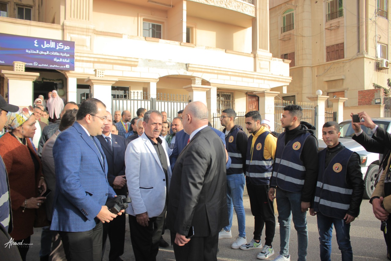 خلال افتتاح مقر العبور.."حماة الوطن" :نتعاون مع كل الأحزاب لتحقيق أهداف وطموحات الجمهورية الجديدة و"حياة كريمة" العبور الثالث للارتقاء بأوضاع المواطن المصرى. قيادات الحزب يشيدون بجهود أمانة القليوبية فى الانتشار الواسع وخدمة جماهير المحافظة افتتح قيادات حزب “حماة الوطن” بالقليوبية، أمس الاثنين؛ مقرا جديدا لفروع أمانات الحزب بمدينة العبور بمحافظة القليوبية، ليضاف هذا المقرالى فروع الأمانات الرئيسية بالقليوبية، فى إطار التوسع الحزبي فى كل مدن ومراكز محافظات مصر. كما افتتح قيادات الحزب مركز الأمل 4 بمدينة العبور لتدريب السيدات على الأعمال اليدوية، ويعمل هذا المركز علي توفير فرص عمل للمتميزات منهن وتسويق المنتجات التى ينتجها المركز فى جميع محافظات الجمهورية. أكد قيادات حزب حماة الوطن أن الحزب يحرص على التعاون مع كل الأحزاب السياسية فى سبيل صالح الوطن ولتحقيق أهداف وطموحات الجمهورية الجديدة تنفيذا لتوجيهات القيادة السياسية بضرورة الاهتمام بتلبية احتياجات المواطن البسيط.. لافتين الى أن مبادرة "حياة كريمة " التى أطلقها الرئيس عبدالفتاح السيسى لتحسين مستوى الخدمات للفئات المجتمعية الاكثر احتياجا تعد بمثابة العبور الثالث للوطن للارتقاء بأوضاع المواطن المصرى البسيط. نظم حزب "حماة الوطن" مؤتمر جماهيري حاشد بمدينة العبور على هامش افتتاح أمانة العبور لتكون إحدى الأمانات الفرعية بمحافظة القليويبة وجاء هذا الحفل بحضور اللواء أحمد العوضي النائب الأول لرئيس الحزب ورئيس لجنة الدفاع والأمن القومى بمجلس النواب، واللواء طارق نصير الأمين العام للحزب ووكيل لجنة الدفاع والأمن القومي بمجلس الشيوخ، والدكتور أحمد العطيفي أمين التنظيم بالحزب والنائبة الدكتورة راندا مصطفى وكيل لجنة التعليم والبحث العلمى والاتصالات وتكنولوجيا المعلومات بمجلس الشيوخ أمينة المرأة بحزب حماة الوطن، والدكتور أحمد يوسف أمين محافظة القليوبية، واللواء عبد العليم بركة امين التنظيم بالقليوبية، وعمرو نجيب أمين الحزب بمدينة العبور، والدكتور يسري سلامة أمين مركز بنها، وناير نبيل أمين بندر بنها، وأمناء أمانات الحزب بالمحافظة. وقدمت قيادات الحزب تهنئة الفريق جلال الهريدى رئيس الحزب للإخوة الأقباط شركاء الوطن بأعياد الميلاد المجيدة.. مؤكدين أن المصريين جميعا سيظلون نسيج واحد على قلب رجل واحد لا فرق بين مسلم ومسيحي كما اعتدنا في بلدنا الحبيب مصر. وأكد اللواء احمد العوضي النائب الأول لرئيس الحزب علي أن حماه الوطن هو حزب لكل المصريين وأن الحزب يسعي بقوه ليكون الحزب الجماهيري الأول من خلال التواجد القوى فى الشارع وخدمة أبناء الوطن وأيضا لتحقيق أهداف وطموحات الجمهورية الجديدة تنفيذا لتوجيهات القيادة السياسية. وأشار العوضي أن هناك ترابط وحب ورحمة بين المصريين بجميع فئاتهم ولايوجد أى تفرقة بين المسلم والمسيحى فى مصر، مؤكدًا أن الرئيس عبد الفتاح السيسي يؤكد دائما على مفهوم المواطنة وأن مصر قادرة بوحدة أبنائها وتضامنهم على تحقيق النهضة الاقتصادية والاجتماعية للبلاد والتنمية المستدامة فى إطار خطة 2030. وأوضح اللواء طارق نصير الأمين العام للحزب أن الرئيس عبدالفتاح السيسي رئيس الجمهورية قد فتح الباب للمجتمع المدني والأحزاب في مسانده الدولة في بعض الانشطة والخدمات لجموع الشعب وأن حزب حماة الوطن يتحرك بقوه علي الارض لمساندة المواطنين، مشيرا الى أن الحزب تواجد بقوة في المشاركة المجتمعية لمتضررى سيول أسوان وهو أكبر دليل علي تبني هذه الاستراتيجية . وأضاف نصير أن جميع قيادات الحزب تحرص على تنفيذ تعليمات الفريق جلال الهريدي رئيس الحزب بضرورة التواصل المستمرمع المواطنين لمعرفة احتياجاتهم وحل مشاكلهم على أرض الواقع والتأكيد للجميع أن حزب حماة الوطن هو حزب كل المصريين، مشيرا الى أن مبادرة "حياة كريمة " التى أطلقها الرئيس السيسى لتحسين مستوى الخدمات للفئات المجتمعية الاكثر احتياجا تعد بمثابة العبور الثالث للوطن للارتقاء بأوضاع المواطن المصرى البسيط وهذا هو هدفنا فى الحزب خلال الفترة القادمة وذلك بعد القضاء على العشوائية التى تعد أيضا العبور الثانى للوطن. وأشاد "نصير" بما تقدمه أمانة الحزب بمحافظة القليوبية من جهود كبيرة تحت قيادة الدكتور أحمد يوسف فى تقديم الخدمات للجمهوروحل مشاكلهم والانتشار الواسع على أرض الواقع فى جميع مراكز ومدن المحافظة لتحصل على التقييم الاول فى ذلك من قيادات الحزب. وشدد الدكتورأحمد العطيفي أمين التنظيم بالحزب على ضرورة الاهتمام بنشر قواعد الحزب وانشاء الامانات الفرعية بهدف التواصل مع الجماهير وتعريفهم باهداف الحزب ومدي تأثير الانشطة الاجتماعية للحزب في جذب الاعضاء الجدد للانضمام للحزب، مشيرا الى اننا نسعى جميعا خلال الحزب للارتقاء بحياة المواطن المصرى البسيط وكذلك اعلاء القيم وانكار الذات حتى تصل رسالتنا للمواطن المصرى بكل صدق وشفافية . وأضاف "العطيفي" أن حزب حماة الوطن سيبذل جهودا كبيرة لتحقيق أمال وطموحات الشعب المصرى فى الجمهورية الجديدة تنفيذا لتوجيهات القيادة السياسية. وألقت النائبة الدكتورة راندا مصطفي أمينة المرأة باحزب الضوء علي سلسلة مراكز الأمل علي مستوي الجمهورية وتكاملها في تدريب السيدات وفتح اسواق عمل لهم وتسويق منتجاتهم. وأوضحت دكتورة راندا مصطفى الى افتتاح مركز الأمل 4 بمدينة العبور لتدريب السيدات على الأعمال اليدوية وذلك بدون أى مقابل وسيتم من خلال هذا المركز توفير فرص عمل للمتميزات منهن وتسويق المنتجات التى ينتجها المركز فى جميع محافظات الجمهورية حيث سيخدم هذا المركز مشروع إسكان المحروسة "1" بالنهضة التابعة لمدينة السلام لافتة الى أن مبادرة الأمل هدفها دعم وتدريب المرأة المعيله على الحرف اليدوية والتراثية وخلق فرص عمل للسيدات. وأكد الدكتور أحمد يوسف أمين عام الحزب بالقليو بية أن سياسة العمل بأمانة المحافظة تعتمد علي عمل الفريق الواحد و تسعي دائما لنشر قواعد الحزب في المحافظة وطمأن الجميع أن أمانة القليوبية تسير في الاتجاه الصحيح لتحقيق أهداف وأيدلوجيات الحزب، لافتا الى أن افتتاح أمانة جديدة لفروع أمانات الحزب بالقليوبية بمدينة العبور لتضاف الى فروع الأمانات الرئيسية بالقليوبية وذلك فى إطار توسع الحزب بإنشاء مقرات فى كل مدن ومراكز محافظات مصر بهدف زيادة الأعضاء المنتمين إليه. وأشار الدكتور أحمد يوسف أننا نسعى لأن يكون شعار حزب لكل المصريين حقيقة على أرض الواقع وذلك من خلال مشاركة جميع اطياف المجتمع والوصول الى جميع أطراف كل قرية، لافتا الى أن ايديولوجية الحزب تركز على تحقيق العدالة الاجتماعية لكل المواطنين والتعرف على مشاكلهم ووضع حلول غير تقليدية لها . وأضاف اللواء عبدالعليم بركة مساعد الأمين العام للحزب و أمين التنظيم بالقليوبية أن أمانة الحزب بالقليوبية اعتادت ان تعقد اجتماعاتها الشهرية بإحدى أمانات المراكز والاقسام بالمحافظة لتحقيق أكبر قدر من التعارف بين أعضاء الحزب علي جميع المستويات والتفاعل وتبادل الخبرات للوقوف علي مدي ماحققته الأمانات الفرعية والنوعية علي أرض الواقع. وقال الدكتور أحمد يوسف أن أهم أهداف الحزب هو النهوض بالمواطن المصرى وتحسين أحواله وأيضا الوصول للحكم من خلال المشاركة الفعالة فى المؤسسات الانتخابية والمجالس النيابية مثل مجلسى النواب والشيوخ بالاضافة الى المجالس المحلية.