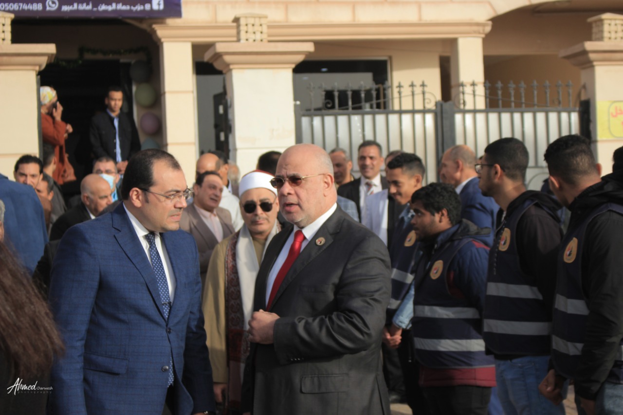 خلال افتتاح مقر العبور.."حماة الوطن" :نتعاون مع كل الأحزاب لتحقيق أهداف وطموحات الجمهورية الجديدة و"حياة كريمة" العبور الثالث للارتقاء بأوضاع المواطن المصرى. قيادات الحزب يشيدون بجهود أمانة القليوبية فى الانتشار الواسع وخدمة جماهير المحافظة افتتح قيادات حزب “حماة الوطن” بالقليوبية، أمس الاثنين؛ مقرا جديدا لفروع أمانات الحزب بمدينة العبور بمحافظة القليوبية، ليضاف هذا المقرالى فروع الأمانات الرئيسية بالقليوبية، فى إطار التوسع الحزبي فى كل مدن ومراكز محافظات مصر. كما افتتح قيادات الحزب مركز الأمل 4 بمدينة العبور لتدريب السيدات على الأعمال اليدوية، ويعمل هذا المركز علي توفير فرص عمل للمتميزات منهن وتسويق المنتجات التى ينتجها المركز فى جميع محافظات الجمهورية. أكد قيادات حزب حماة الوطن أن الحزب يحرص على التعاون مع كل الأحزاب السياسية فى سبيل صالح الوطن ولتحقيق أهداف وطموحات الجمهورية الجديدة تنفيذا لتوجيهات القيادة السياسية بضرورة الاهتمام بتلبية احتياجات المواطن البسيط.. لافتين الى أن مبادرة "حياة كريمة " التى أطلقها الرئيس عبدالفتاح السيسى لتحسين مستوى الخدمات للفئات المجتمعية الاكثر احتياجا تعد بمثابة العبور الثالث للوطن للارتقاء بأوضاع المواطن المصرى البسيط. نظم حزب "حماة الوطن" مؤتمر جماهيري حاشد بمدينة العبور على هامش افتتاح أمانة العبور لتكون إحدى الأمانات الفرعية بمحافظة القليويبة وجاء هذا الحفل بحضور اللواء أحمد العوضي النائب الأول لرئيس الحزب ورئيس لجنة الدفاع والأمن القومى بمجلس النواب، واللواء طارق نصير الأمين العام للحزب ووكيل لجنة الدفاع والأمن القومي بمجلس الشيوخ، والدكتور أحمد العطيفي أمين التنظيم بالحزب والنائبة الدكتورة راندا مصطفى وكيل لجنة التعليم والبحث العلمى والاتصالات وتكنولوجيا المعلومات بمجلس الشيوخ أمينة المرأة بحزب حماة الوطن، والدكتور أحمد يوسف أمين محافظة القليوبية، واللواء عبد العليم بركة امين التنظيم بالقليوبية، وعمرو نجيب أمين الحزب بمدينة العبور، والدكتور يسري سلامة أمين مركز بنها، وناير نبيل أمين بندر بنها، وأمناء أمانات الحزب بالمحافظة. وقدمت قيادات الحزب تهنئة الفريق جلال الهريدى رئيس الحزب للإخوة الأقباط شركاء الوطن بأعياد الميلاد المجيدة.. مؤكدين أن المصريين جميعا سيظلون نسيج واحد على قلب رجل واحد لا فرق بين مسلم ومسيحي كما اعتدنا في بلدنا الحبيب مصر. وأكد اللواء احمد العوضي النائب الأول لرئيس الحزب علي أن حماه الوطن هو حزب لكل المصريين وأن الحزب يسعي بقوه ليكون الحزب الجماهيري الأول من خلال التواجد القوى فى الشارع وخدمة أبناء الوطن وأيضا لتحقيق أهداف وطموحات الجمهورية الجديدة تنفيذا لتوجيهات القيادة السياسية. وأشار العوضي أن هناك ترابط وحب ورحمة بين المصريين بجميع فئاتهم ولايوجد أى تفرقة بين المسلم والمسيحى فى مصر، مؤكدًا أن الرئيس عبد الفتاح السيسي يؤكد دائما على مفهوم المواطنة وأن مصر قادرة بوحدة أبنائها وتضامنهم على تحقيق النهضة الاقتصادية والاجتماعية للبلاد والتنمية المستدامة فى إطار خطة 2030. وأوضح اللواء طارق نصير الأمين العام للحزب أن الرئيس عبدالفتاح السيسي رئيس الجمهورية قد فتح الباب للمجتمع المدني والأحزاب في مسانده الدولة في بعض الانشطة والخدمات لجموع الشعب وأن حزب حماة الوطن يتحرك بقوه علي الارض لمساندة المواطنين، مشيرا الى أن الحزب تواجد بقوة في المشاركة المجتمعية لمتضررى سيول أسوان وهو أكبر دليل علي تبني هذه الاستراتيجية . وأضاف نصير أن جميع قيادات الحزب تحرص على تنفيذ تعليمات الفريق جلال الهريدي رئيس الحزب بضرورة التواصل المستمرمع المواطنين لمعرفة احتياجاتهم وحل مشاكلهم على أرض الواقع والتأكيد للجميع أن حزب حماة الوطن هو حزب كل المصريين، مشيرا الى أن مبادرة "حياة كريمة " التى أطلقها الرئيس السيسى لتحسين مستوى الخدمات للفئات المجتمعية الاكثر احتياجا تعد بمثابة العبور الثالث للوطن للارتقاء بأوضاع المواطن المصرى البسيط وهذا هو هدفنا فى الحزب خلال الفترة القادمة وذلك بعد القضاء على العشوائية التى تعد أيضا العبور الثانى للوطن. وأشاد "نصير" بما تقدمه أمانة الحزب بمحافظة القليوبية من جهود كبيرة تحت قيادة الدكتور أحمد يوسف فى تقديم الخدمات للجمهوروحل مشاكلهم والانتشار الواسع على أرض الواقع فى جميع مراكز ومدن المحافظة لتحصل على التقييم الاول فى ذلك من قيادات الحزب. وشدد الدكتورأحمد العطيفي أمين التنظيم بالحزب على ضرورة الاهتمام بنشر قواعد الحزب وانشاء الامانات الفرعية بهدف التواصل مع الجماهير وتعريفهم باهداف الحزب ومدي تأثير الانشطة الاجتماعية للحزب في جذب الاعضاء الجدد للانضمام للحزب، مشيرا الى اننا نسعى جميعا خلال الحزب للارتقاء بحياة المواطن المصرى البسيط وكذلك اعلاء القيم وانكار الذات حتى تصل رسالتنا للمواطن المصرى بكل صدق وشفافية . وأضاف "العطيفي" أن حزب حماة الوطن سيبذل جهودا كبيرة لتحقيق أمال وطموحات الشعب المصرى فى الجمهورية الجديدة تنفيذا لتوجيهات القيادة السياسية. وألقت النائبة الدكتورة راندا مصطفي أمينة المرأة باحزب الضوء علي سلسلة مراكز الأمل علي مستوي الجمهورية وتكاملها في تدريب السيدات وفتح اسواق عمل لهم وتسويق منتجاتهم. وأوضحت دكتورة راندا مصطفى الى افتتاح مركز الأمل 4 بمدينة العبور لتدريب السيدات على الأعمال اليدوية وذلك بدون أى مقابل وسيتم من خلال هذا المركز توفير فرص عمل للمتميزات منهن وتسويق المنتجات التى ينتجها المركز فى جميع محافظات الجمهورية حيث سيخدم هذا المركز مشروع إسكان المحروسة "1" بالنهضة التابعة لمدينة السلام لافتة الى أن مبادرة الأمل هدفها دعم وتدريب المرأة المعيله على الحرف اليدوية والتراثية وخلق فرص عمل للسيدات. وأكد الدكتور أحمد يوسف أمين عام الحزب بالقليو بية أن سياسة العمل بأمانة المحافظة تعتمد علي عمل الفريق الواحد و تسعي دائما لنشر قواعد الحزب في المحافظة وطمأن الجميع أن أمانة القليوبية تسير في الاتجاه الصحيح لتحقيق أهداف وأيدلوجيات الحزب، لافتا الى أن افتتاح أمانة جديدة لفروع أمانات الحزب بالقليوبية بمدينة العبور لتضاف الى فروع الأمانات الرئيسية بالقليوبية وذلك فى إطار توسع الحزب بإنشاء مقرات فى كل مدن ومراكز محافظات مصر بهدف زيادة الأعضاء المنتمين إليه. وأشار الدكتور أحمد يوسف أننا نسعى لأن يكون شعار حزب لكل المصريين حقيقة على أرض الواقع وذلك من خلال مشاركة جميع اطياف المجتمع والوصول الى جميع أطراف كل قرية، لافتا الى أن ايديولوجية الحزب تركز على تحقيق العدالة الاجتماعية لكل المواطنين والتعرف على مشاكلهم ووضع حلول غير تقليدية لها . وأضاف اللواء عبدالعليم بركة مساعد الأمين العام للحزب و أمين التنظيم بالقليوبية أن أمانة الحزب بالقليوبية اعتادت ان تعقد اجتماعاتها الشهرية بإحدى أمانات المراكز والاقسام بالمحافظة لتحقيق أكبر قدر من التعارف بين أعضاء الحزب علي جميع المستويات والتفاعل وتبادل الخبرات للوقوف علي مدي ماحققته الأمانات الفرعية والنوعية علي أرض الواقع. وقال الدكتور أحمد يوسف أن أهم أهداف الحزب هو النهوض بالمواطن المصرى وتحسين أحواله وأيضا الوصول للحكم من خلال المشاركة الفعالة فى المؤسسات الانتخابية والمجالس النيابية مثل مجلسى النواب والشيوخ بالاضافة الى المجالس المحلية.