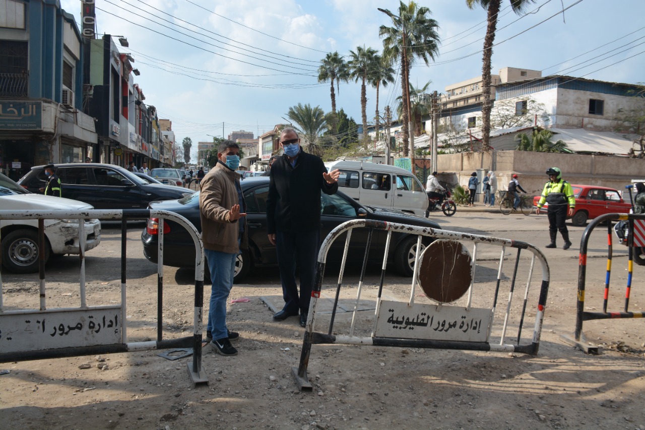 قام عبد الحميد الهجان محافظ القليوبية بتفقد أعمال الكشط لطبقة الأسفلت القديمة بشارع الخدمة الاجتماعية تمهيدا للبدء فى رصفه، وكذلك أعمال طبقة السن بشارع الأمل بمدينة بنها بطول 1 كم بتكلفة 6 مليون جنيه والذي يشرف على تنفيذه مديرية الطرق بـ القليوبية ، مشددا على الشركة المنفذة بتكثيف العمل لسرعة الانتهاء من أعمال الرصف. وجاء ذلك ضمن الخطة الاستثمارية للعام المالي 2021 - 2022 للنهوض بشوارع المدينة وإحداث نقلة نوعية في قطاع الطرق الداخلية لتحسين الخدمة المرورية بالشوارع.  والجدير بالذكر أن خطة المحافظة لتطوير شوارع مدينة بنها شملت تطوير شوارع فريد ندا وطراد النيل وكورنيش النيل وممشى نهر النيل وشارع كلية التجارة وشارع النساج عند كلية العلوم وشارع 10 بمنطقة الفلل وشارعي المدرسة اليابانية والمكفوفين وخلف مجلس مدينة بنها بالإضافة إلى شارع شرق الاستاد ومستشفى الأمل وكذلك أعمال الرصف بطريق خط 12 وخط 13 ومدخل بنها القبلي وكفر الجزار دملو وطريق قرية سندنهور وطريق الرملة وذلك بتكلفة إجمالية بلغت 226 مليون جنيه.