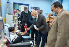 Photo of رئيس جامعة بنها يتفقد المستشفى الجامعى ويوزع الهدايا والورود على أطفال الغسيل الكلوي