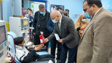 Photo of رئيس جامعة بنها يتفقد المستشفى الجامعى ويوزع الهدايا والورود على أطفال الغسيل الكلوي