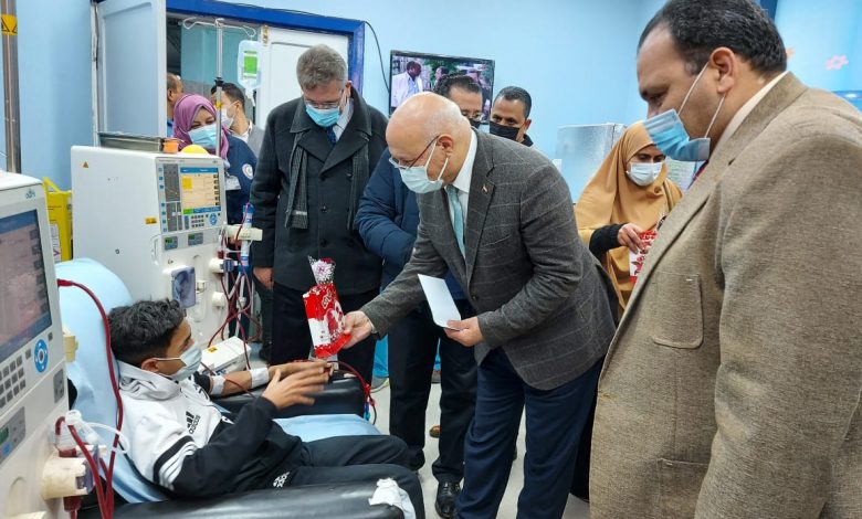 Photo of رئيس جامعة بنها يتفقد المستشفى الجامعى ويوزع الهدايا والورود على أطفال الغسيل الكلوي