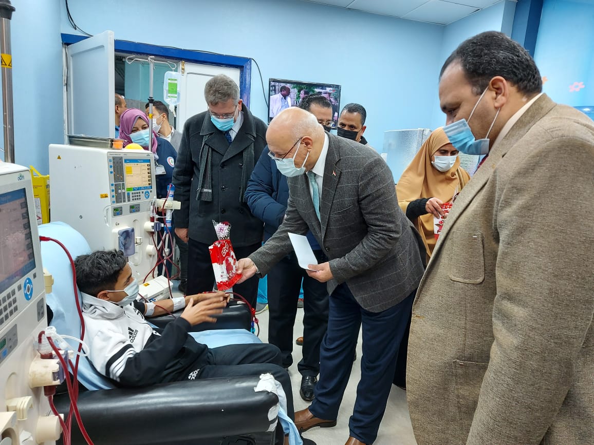 أجرى الدكتور جمال سوسه رئيس جامعة بنها اليوم الأربعاء جولة تفقدية بالمستشفيات الجامعية للاطمئنان على الخدمة الصحية المقدمة للمرضى داخل عدد من الأقسام العلاجية. جاء ذلك بحضور الدكتور تامر سمير نائب رئيس جامعة بنها لشئون التعليم والطلاب ، والدكتور محمد جمال الدين الأشهب عميد كلية الطب ورئيس مجلس إدارة المستشفيات ، والدكتور عمرو الدخاخنى المدير التنفيذي لمستشفيات بنها الجامعية والدكتور محمد شاكر مدير المستشفى. وقام رئيس الجامعة ومرافقوه بتوزيع الهدايا والورود على أطفال الغسيل الكلوي بمشاركة الإدارة العامة لرعاية الشباب بالجامعة ، كما تفقد وحدة العناية المركزة للأطفال ، ووحدة رعاية أمراض الشرايين التاجية. وقال " سوسه " أن إدارة جامعة بنها حريصة على دعم المستشفيات الجامعية باعتبارها جزءا من دورها المجتمعي حتى تستطيع القيام بأداء واجبها الخدمي من خلال تقديم خدمة صحية لائقة لأهالينا من محافظة القليوبية والمحافظات المجاورة. وأشاد الدكتور جمال سوسه خلال جولته بما شاهده من انتظام العمل والالتزام بالإجراءات الاحترازية داخل المستشفى الجامعي ، موجها الشكر للأطق