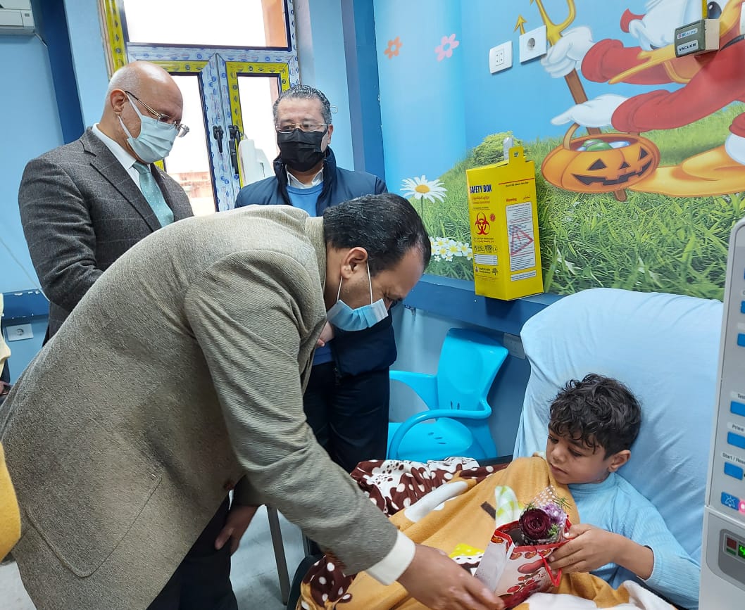 أجرى الدكتور جمال سوسه رئيس جامعة بنها اليوم الأربعاء جولة تفقدية بالمستشفيات الجامعية للاطمئنان على الخدمة الصحية المقدمة للمرضى داخل عدد من الأقسام العلاجية. جاء ذلك بحضور الدكتور تامر سمير نائب رئيس جامعة بنها لشئون التعليم والطلاب ، والدكتور محمد جمال الدين الأشهب عميد كلية الطب ورئيس مجلس إدارة المستشفيات ، والدكتور عمرو الدخاخنى المدير التنفيذي لمستشفيات بنها الجامعية والدكتور محمد شاكر مدير المستشفى. وقام رئيس الجامعة ومرافقوه بتوزيع الهدايا والورود على أطفال الغسيل الكلوي بمشاركة الإدارة العامة لرعاية الشباب بالجامعة ، كما تفقد وحدة العناية المركزة للأطفال ، ووحدة رعاية أمراض الشرايين التاجية. وقال " سوسه " أن إدارة جامعة بنها حريصة على دعم المستشفيات الجامعية باعتبارها جزءا من دورها المجتمعي حتى تستطيع القيام بأداء واجبها الخدمي من خلال تقديم خدمة صحية لائقة لأهالينا من محافظة القليوبية والمحافظات المجاورة. وأشاد الدكتور جمال سوسه خلال جولته بما شاهده من انتظام العمل والالتزام بالإجراءات الاحترازية داخل المستشفى الجامعي ، موجها الشكر للأطق