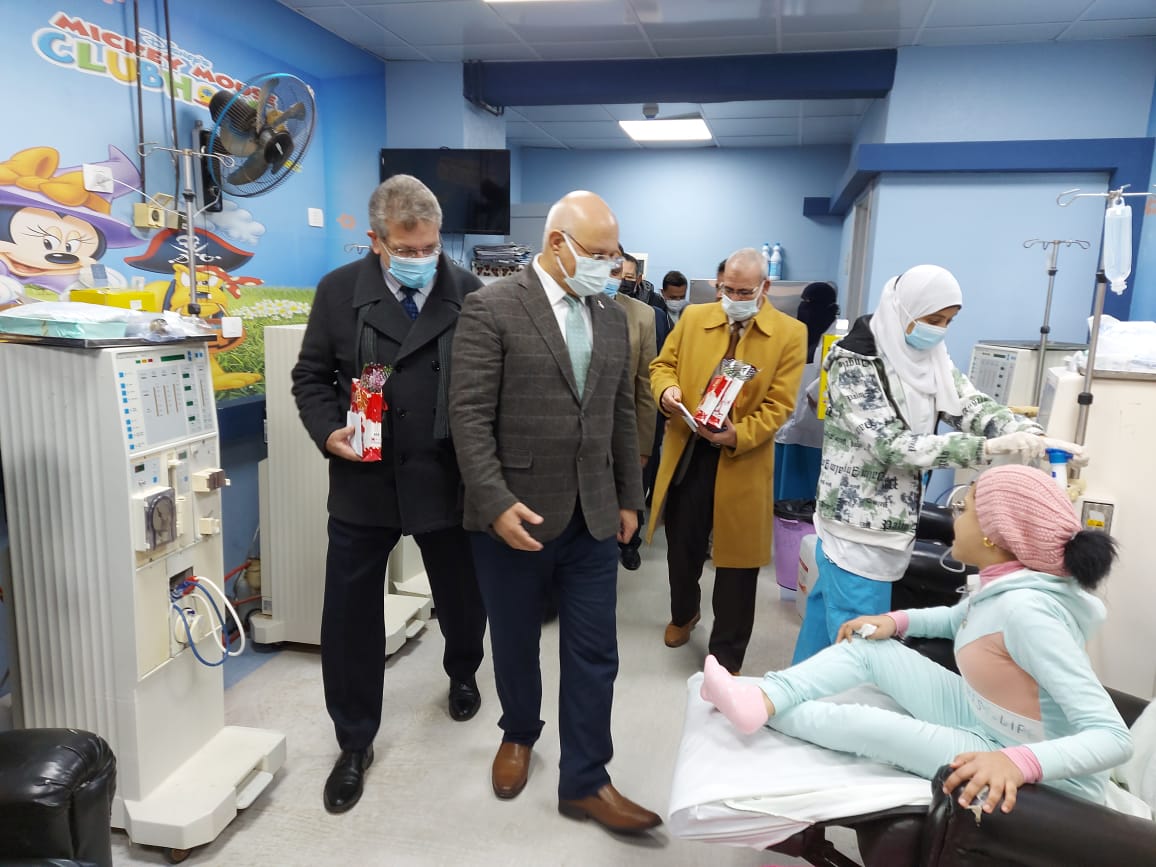 أجرى الدكتور جمال سوسه رئيس جامعة بنها اليوم الأربعاء جولة تفقدية بالمستشفيات الجامعية للاطمئنان على الخدمة الصحية المقدمة للمرضى داخل عدد من الأقسام العلاجية. جاء ذلك بحضور الدكتور تامر سمير نائب رئيس جامعة بنها لشئون التعليم والطلاب ، والدكتور محمد جمال الدين الأشهب عميد كلية الطب ورئيس مجلس إدارة المستشفيات ، والدكتور عمرو الدخاخنى المدير التنفيذي لمستشفيات بنها الجامعية والدكتور محمد شاكر مدير المستشفى. وقام رئيس الجامعة ومرافقوه بتوزيع الهدايا والورود على أطفال الغسيل الكلوي بمشاركة الإدارة العامة لرعاية الشباب بالجامعة ، كما تفقد وحدة العناية المركزة للأطفال ، ووحدة رعاية أمراض الشرايين التاجية. وقال " سوسه " أن إدارة جامعة بنها حريصة على دعم المستشفيات الجامعية باعتبارها جزءا من دورها المجتمعي حتى تستطيع القيام بأداء واجبها الخدمي من خلال تقديم خدمة صحية لائقة لأهالينا من محافظة القليوبية والمحافظات المجاورة. وأشاد الدكتور جمال سوسه خلال جولته بما شاهده من انتظام العمل والالتزام بالإجراءات الاحترازية داخل المستشفى الجامعي ، موجها الشكر للأطق