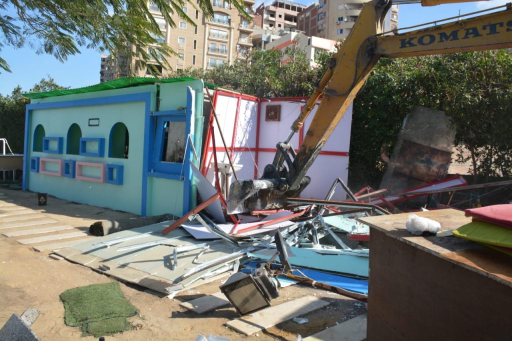 مع انطلاق المرحلة الاولي من الموجه 19 لازالة التعديات على املاك الدولة.... محافظ القليوبية : ازالة 43 حالة تعديات على النيل والري والصرف والزراعة بمركز ومدينة بنها *************************** تابع عبد الحميد الهجان/ محافظ القليوبية أعمال المرحلة الاولي من الموجه 19 لازالة التعديات على أملاك الدولة والأرض الزراعية، التي بدأتها المحافظه منذ امس الاربعاء الموافق 19 يناير 2022 ومستمرة حتى حتى 30 يناير 2022 وذلك في إطار توجهات الدولة للحفاظ على الأرض الزراعية واراضي الري والنيل والصرف، والتأكيد على هيبة الدولة واسترجاع حق الشعب، و تنفيذا للقانون حيث قامت الأجهزة التنفيذية للمحافظة بمركز ومدينة بنها بحملة مكبرة بالتنسيق مع الجهات الأمنية لإزالة عدد 43 حالة على أملاك الري والصرف والزراعة على مساحة 1463م2 وذلك منذ انطلاق الموجه بالامس حيث استهل المحافظ الحملة اليوم بازاله كافتيريا مقامة على ارض الري عند حديقة صقلية بمنطقة الفلل بمدينة بنها علي مساحه ٣٠٠متر مربع ، كما تابع ازاله ٣ مباني دور ارضي علي حرم الري علي مساحه ٢٥٠ متر مربع بقريه وروره وميت الحوفيين التابعين لمركز ومدينه بنها وجاء ذلك بحضور اللواء / عمرو ابو رايه مساعد مدير امن القليوبية للامن العام والاستاذ / حماده وهدان نائب رئيس مدينة بنها وعدد من القيادات التنفيذية والامنية بالمحافظة وأكد محافظ القليوبية استمرار أعمال الموجة 19 لإزالة كافة التعديات على أراضي أملاك الدولة، التي لم يتقدم واضعوا اليد عليها بأي طلبات تقنين ومازالوا متعديين على أراضي الدولة وغير راغبين في تنفيذ القانون، وكذلك الحالات التي تقدمت بطلبات تقنين ولم تُثبت جديتها، ولم تستكمل باقي الإجراءات من سداد رسوم الفحص والمعاينة أو عدم استكمال الأوراق المطلوبة، وكذلك الحالات التي أقرّت لجان التقنين بالمحافظة أنها غير قابلة للتقنين ولا تنطبق عليها الشروط، بالإضافة إلى حالات التعدي على أراضي المنفعة العامة. وأكد المحافظ أنه تم التعاون والتنسيق التام بين الأجهزة الأمنية والأجهزة التنفيذية، وفي حصر الحالات المخالفة وتنفيذ الإزالة طبقا للقانون وتحقيق الردع للمخالفين دون حدوث أي خسائر في الأرواح والمعدات، كما تقدم المحافظ بالشكر لكل الأجهزة المشاركة في تنفيذ الإزالات سواء إزالة الحالات الصارخة أو إزالة الحالات التي مازالت في مهدها. بناءاً على توجيهات القيادة السياسية للدولة وجه الهجان السادة رؤساء المراكز والأحياء بتكثيف حملات الإزالة وفقًا للخطة الموضوعة لاستهداف إزالة كافة مخالفات البناء بدون ترخيص وإزالة التعديات على الأراضي الزراعية وأملاك الدولة واتخاذ كافة الاجراءات القانونية تجاه المعتدين ومحاسبة المقصرين من المسئولين في أداء عملهم والتعامل بكل حسم مع كافة مخالفات البناء على الأراضي الزراعية بصورة فورية والتصدى لأي محاولة يقوم بها المخالفون وتحويل المخالفات إلى النيابة المختصة طبقاً لتوجيهات السيد الدكتور/ رئيس مجلس الوزراء وتعليمات السيد اللواء/ وزير التنمية المحلية واستمرار تنفيذ حملات الرصد والإزالة الفورية في المهد للقضاء على كافة أشكال التعديات ومخالفات البناء بمختلف مراكز وقرى المحافظة