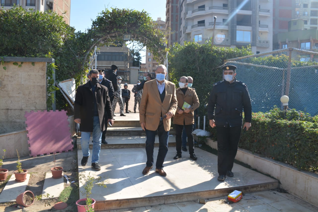 مع انطلاق المرحلة الاولي من الموجه 19 لازالة التعديات على املاك الدولة.... محافظ القليوبية : ازالة 43 حالة تعديات على النيل والري والصرف والزراعة بمركز ومدينة بنها *************************** تابع عبد الحميد الهجان/ محافظ القليوبية أعمال المرحلة الاولي من الموجه 19 لازالة التعديات على أملاك الدولة والأرض الزراعية، التي بدأتها المحافظه منذ امس الاربعاء الموافق 19 يناير 2022 ومستمرة حتى حتى 30 يناير 2022 وذلك في إطار توجهات الدولة للحفاظ على الأرض الزراعية واراضي الري والنيل والصرف، والتأكيد على هيبة الدولة واسترجاع حق الشعب، و تنفيذا للقانون حيث قامت الأجهزة التنفيذية للمحافظة بمركز ومدينة بنها بحملة مكبرة بالتنسيق مع الجهات الأمنية لإزالة عدد 43 حالة على أملاك الري والصرف والزراعة على مساحة 1463م2 وذلك منذ انطلاق الموجه بالامس حيث استهل المحافظ الحملة اليوم بازاله كافتيريا مقامة على ارض الري عند حديقة صقلية بمنطقة الفلل بمدينة بنها علي مساحه ٣٠٠متر مربع ، كما تابع ازاله ٣ مباني دور ارضي علي حرم الري علي مساحه ٢٥٠ متر مربع بقريه وروره وميت الحوفيين التابعين لمركز ومدينه بنها وجاء ذلك بحضور اللواء / عمرو ابو رايه مساعد مدير امن القليوبية للامن العام والاستاذ / حماده وهدان نائب رئيس مدينة بنها وعدد من القيادات التنفيذية والامنية بالمحافظة وأكد محافظ القليوبية استمرار أعمال الموجة 19 لإزالة كافة التعديات على أراضي أملاك الدولة، التي لم يتقدم واضعوا اليد عليها بأي طلبات تقنين ومازالوا متعديين على أراضي الدولة وغير راغبين في تنفيذ القانون، وكذلك الحالات التي تقدمت بطلبات تقنين ولم تُثبت جديتها، ولم تستكمل باقي الإجراءات من سداد رسوم الفحص والمعاينة أو عدم استكمال الأوراق المطلوبة، وكذلك الحالات التي أقرّت لجان التقنين بالمحافظة أنها غير قابلة للتقنين ولا تنطبق عليها الشروط، بالإضافة إلى حالات التعدي على أراضي المنفعة العامة. وأكد المحافظ أنه تم التعاون والتنسيق التام بين الأجهزة الأمنية والأجهزة التنفيذية، وفي حصر الحالات المخالفة وتنفيذ الإزالة طبقا للقانون وتحقيق الردع للمخالفين دون حدوث أي خسائر في الأرواح والمعدات، كما تقدم المحافظ بالشكر لكل الأجهزة المشاركة في تنفيذ الإزالات سواء إزالة الحالات الصارخة أو إزالة الحالات التي مازالت في مهدها. بناءاً على توجيهات القيادة السياسية للدولة وجه الهجان السادة رؤساء المراكز والأحياء بتكثيف حملات الإزالة وفقًا للخطة الموضوعة لاستهداف إزالة كافة مخالفات البناء بدون ترخيص وإزالة التعديات على الأراضي الزراعية وأملاك الدولة واتخاذ كافة الاجراءات القانونية تجاه المعتدين ومحاسبة المقصرين من المسئولين في أداء عملهم والتعامل بكل حسم مع كافة مخالفات البناء على الأراضي الزراعية بصورة فورية والتصدى لأي محاولة يقوم بها المخالفون وتحويل المخالفات إلى النيابة المختصة طبقاً لتوجيهات السيد الدكتور/ رئيس مجلس الوزراء وتعليمات السيد اللواء/ وزير التنمية المحلية واستمرار تنفيذ حملات الرصد والإزالة الفورية في المهد للقضاء على كافة أشكال التعديات ومخالفات البناء بمختلف مراكز وقرى المحافظة