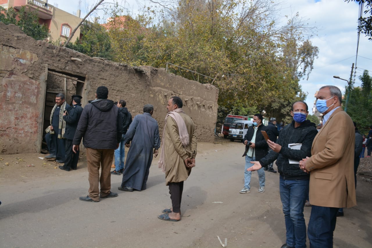 مع انطلاق المرحلة الاولي من الموجه 19 لازالة التعديات على املاك الدولة.... محافظ القليوبية : ازالة 43 حالة تعديات على النيل والري والصرف والزراعة بمركز ومدينة بنها *************************** تابع عبد الحميد الهجان/ محافظ القليوبية أعمال المرحلة الاولي من الموجه 19 لازالة التعديات على أملاك الدولة والأرض الزراعية، التي بدأتها المحافظه منذ امس الاربعاء الموافق 19 يناير 2022 ومستمرة حتى حتى 30 يناير 2022 وذلك في إطار توجهات الدولة للحفاظ على الأرض الزراعية واراضي الري والنيل والصرف، والتأكيد على هيبة الدولة واسترجاع حق الشعب، و تنفيذا للقانون حيث قامت الأجهزة التنفيذية للمحافظة بمركز ومدينة بنها بحملة مكبرة بالتنسيق مع الجهات الأمنية لإزالة عدد 43 حالة على أملاك الري والصرف والزراعة على مساحة 1463م2 وذلك منذ انطلاق الموجه بالامس حيث استهل المحافظ الحملة اليوم بازاله كافتيريا مقامة على ارض الري عند حديقة صقلية بمنطقة الفلل بمدينة بنها علي مساحه ٣٠٠متر مربع ، كما تابع ازاله ٣ مباني دور ارضي علي حرم الري علي مساحه ٢٥٠ متر مربع بقريه وروره وميت الحوفيين التابعين لمركز ومدينه بنها وجاء ذلك بحضور اللواء / عمرو ابو رايه مساعد مدير امن القليوبية للامن العام والاستاذ / حماده وهدان نائب رئيس مدينة بنها وعدد من القيادات التنفيذية والامنية بالمحافظة وأكد محافظ القليوبية استمرار أعمال الموجة 19 لإزالة كافة التعديات على أراضي أملاك الدولة، التي لم يتقدم واضعوا اليد عليها بأي طلبات تقنين ومازالوا متعديين على أراضي الدولة وغير راغبين في تنفيذ القانون، وكذلك الحالات التي تقدمت بطلبات تقنين ولم تُثبت جديتها، ولم تستكمل باقي الإجراءات من سداد رسوم الفحص والمعاينة أو عدم استكمال الأوراق المطلوبة، وكذلك الحالات التي أقرّت لجان التقنين بالمحافظة أنها غير قابلة للتقنين ولا تنطبق عليها الشروط، بالإضافة إلى حالات التعدي على أراضي المنفعة العامة. وأكد المحافظ أنه تم التعاون والتنسيق التام بين الأجهزة الأمنية والأجهزة التنفيذية، وفي حصر الحالات المخالفة وتنفيذ الإزالة طبقا للقانون وتحقيق الردع للمخالفين دون حدوث أي خسائر في الأرواح والمعدات، كما تقدم المحافظ بالشكر لكل الأجهزة المشاركة في تنفيذ الإزالات سواء إزالة الحالات الصارخة أو إزالة الحالات التي مازالت في مهدها. بناءاً على توجيهات القيادة السياسية للدولة وجه الهجان السادة رؤساء المراكز والأحياء بتكثيف حملات الإزالة وفقًا للخطة الموضوعة لاستهداف إزالة كافة مخالفات البناء بدون ترخيص وإزالة التعديات على الأراضي الزراعية وأملاك الدولة واتخاذ كافة الاجراءات القانونية تجاه المعتدين ومحاسبة المقصرين من المسئولين في أداء عملهم والتعامل بكل حسم مع كافة مخالفات البناء على الأراضي الزراعية بصورة فورية والتصدى لأي محاولة يقوم بها المخالفون وتحويل المخالفات إلى النيابة المختصة طبقاً لتوجيهات السيد الدكتور/ رئيس مجلس الوزراء وتعليمات السيد اللواء/ وزير التنمية المحلية واستمرار تنفيذ حملات الرصد والإزالة الفورية في المهد للقضاء على كافة أشكال التعديات ومخالفات البناء بمختلف مراكز وقرى المحافظة