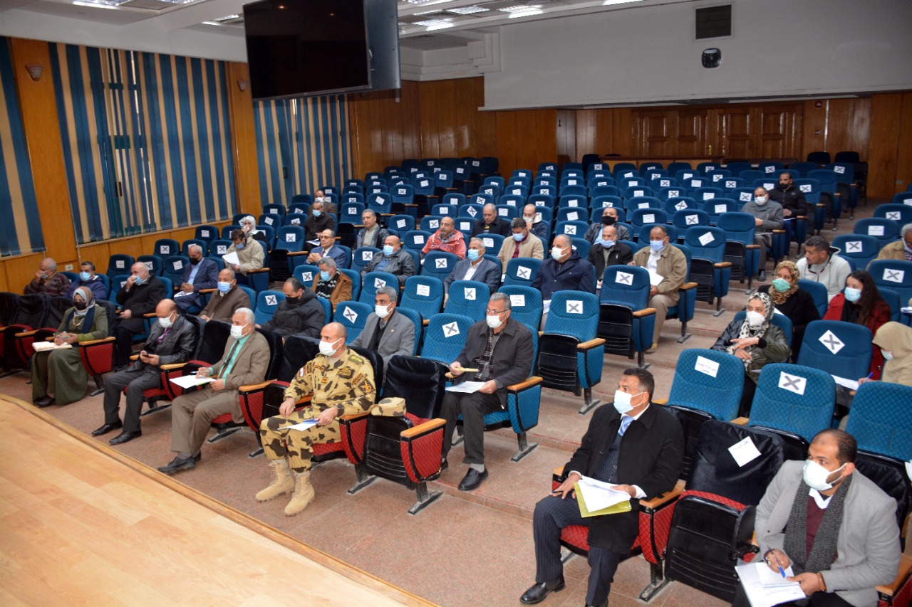 محافظ القليوبيه يترأس اجتماع لجنة متابعة إزالة التعديات على أملاك الدولة ضمن الموجه 19 ******* عقد عبد الحميد الهجان محافظ القليوبيه اجتماعاً وذلك للوقوف على اخر المستجدات، ومتابعة تنفيذ الموجة ١٩، وبحث آلية الانتهاء من تنفيذ إزالة التعديات على المجاري المائية وأملاك الري، تنفيذا لتوجيهات القيادة السياسية، ، بحضور الدكتوره ايمان ريان والدكتور سمير حماد نائبي المحافظ واللواء /هشام خشبه السكرتير العام للمحافظه والمهندس /علي عقيل السكرتير العام المساعد واللواء /عمرو ابو رايه مساعد مدير الامن للامن العام والعميد /عبد اللطيف ابو الخير المستشار العسكري وممثلي مديريات " الري، والأوقاف، والزراعة، وحماية النيل، ومديري إدارات الأملاك بالوحدات المحلية المختلفة حيث استعرض الاجتماع توصيات اجتماع السيد اللواء أ.ح أمين عام مجلس الوزراء، واجتماع مجلس المحافظين الأخير، وكذلك الكتاب الدوري رقم 1/13 بتاريخ 2 يناير الجاري، كما ناقش التعليمات الصادرة عن اجتماع لجنة إنفاذ القانون، واللجنة العليا لاسترداد أراضي الدولة ، وأكد المحافظ خلال الإجتماع على المتابعة المستمرة، وتنفيذ القانون بكل حسم للانتهاء من كل الحالات المستهدفة ضمن الموجة ١٩، لافتا إلى ضرورة التنسيق بين الوحدات المحلية ومديرية أمن القليوبية، وجهات الولاية، مشددا على الاستمرار في تنفيذ الإزالات على التعديات والتعامل معها بشكل فوري وحاسم. مشيرا الى اهمية إعداد حصر كامل من جهات الولاية المختلفة بكافة التعديات، ووضع الحلول المناسبة لتذليل كافة المعوقات التي تواجه إزالة التعديات على أراضي الدولة . موجها بضرورة الجاهزيه من استعداد تام لإنهاء كافة التعديات وتوفير المعدات اللازمه للإزاله لعدم تعطيل سير الحملات المكبره المستمرة في أنحاء المحافظه، مع ضرورة توافر قاعدة بيانات للأراضي الإجمالية المطلوب إزالتها( ماتم إزالته منها- والمتبقي وخطة التنفيذ) وتجدر الاشارة الى انه منذ انطلاق الموجه فى 19 يناير الماضي قد تمت ازالة 172 حالة بمساحة بلغت 9663م2 بمدن بنها وطوخ والقناطر الخيرية