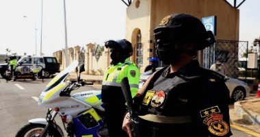 نجحت الأجهزة الأمنية بمديرية أمن القليوبية من ضبط 30 عاطلا خلال حملة أمنية موسعة ، بحوزتهم كمية من المواد المخدرة والتي تنوعت بين مخدر الحشيش والهيروين والبانجو مع حيازة الأسلحة النارية ، وامرت النيابة بحبس المتهمين 4 ايام علي ذمة التحقيق. فكان ان تلقى اللواء غالب مصطفى مدير أمن القليوبية، إخطارا من مأمورى مراكز وأقسام الشرطة بالقليوبية، بشن حملة مكبرة على الخارجين عن القانون من مروجي المواد المخدرة وحائزى الأسلحة النارية. وأسفرت تلك الحملة عن ضبط 30 عاطلا فى قليوب والخصوص وشبين القناطر وشبرا الخيمة وطوخ وبنها وكفر شكر، وبحوزتهم 3 أسلحة نارية "فرد خرطوش"، و3 طلقات، بالإضافة إلى 560 جراما من الهيروين المخدر، و725 جراما من مخدر الحشيش، و150 جراما من مخدر الشادو، و155 جرام من مخدر البودر، و135 جرام من مخدر الاستروكس، و79 قرص مخدر. وبمواجهة المتهمين بما أسفرت عنها تلك الحملات، أقروا جميعا بحيازتهم للمواد المخدرة بقصد الاتجار، وتحررت المحاضر اللازمة، وجرى عرضها على النيابة التي أمرت بحبسهم 4 أيام على ذمة التحقيقات، واستعجال تحريات رجال المباحث حول الوقائع.