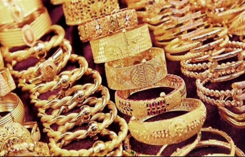 شهدت أسعار الذهب، اليوم الإثنين، استقرارًا ، بعد انخفاضه بمقدار 10 جنيهات في وقت سابق اليوم، متأثرًا بالثبات في تعاملات البورصة العالمية عند مستوى 1799 دولارًا للأوقية.  وشهد السوق المحلية حالة من الركود نتيجة عدم الاستقرار التي يشهدها سعر الذهب عالميًا. أسعار الذهب اليوم في مصر: سجلت أسعار الذهب عيار 14 نحو 526جنيهًا. وسجلت أسعار الذهب عيار 18 نحو 677جنيهًا. كما سجلت أسعار الذهب عيار 21 نحو 790 جنيه. فيما سجلت أسعار الذهب عيار 24 نحو 902 جنيها. أسعار سبائك الذهب اليوم: سجلت سبيكة الذهب وزن 5 جرامات نحو 3950 جنيهات. وسجلت سبيكة الذهب وزن 10 جرامات نحو 7900جنيهات. كما سجلت سبيكة الذهب وزن 20 جراما نحو 15800جنيها. سعر الجنيه الذهب: سجل سعر الجنيه الذهب وزن 8 جرامات نحو 6370جنيهًا. يُضاف إلى سعر الجرام تكلفة مصنعية الذهب، وتختلف من منتج لآخر.  سعر الذهب اليوم عالميا: تراجع السعر الفورى للذهب بشكل طفيف عند 1799دولارًا للأوقية بعد أن وصل إلى أعلى مستوى منذ 22 نوفمبر عند 1831.49 دولارًا فى وقت سابق من الجلسة.