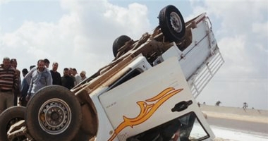 أصيب 3 أشخاص، في انقلاب سيارة نقل، اليوم السبت، بمركز الفرافرة في محافظة الوادي الجديد. كان ان تلقى اللواء محمود فاروق، مدير أمن الوادي الجديد، إخطارًا من إدارة شرطة النجدة يفيد بوصول 3 مصابين في حادث مروري لمستشفى الفرافرة المركزي. وبعمل التحريات اللازمة تبين ان سيارة نقل انقلبت بطريق " الفرافرة – عين دلة"، أسفر عنها إصابة كل من خالد عبد الرحيم الحول، 20عامًا، وشقيقه عبد ربه عبد الرحيم الحول، 25عامًا، حامد منصور عقيل، 32 عامًا، بكسور وجروح وكدمات متفرقة بالجسم. جرى نقل المصابين لمستشفى الفرافرة المركزي لتلقي العلاج، وتحرر محضر بالحادثة، أخطرت النيابة العامة لمباشرة التحقيقات، فيما تواصل الوحدة المحلية للمركز بالتعاون مع وحدة المرور في رفع آثار الحادث.