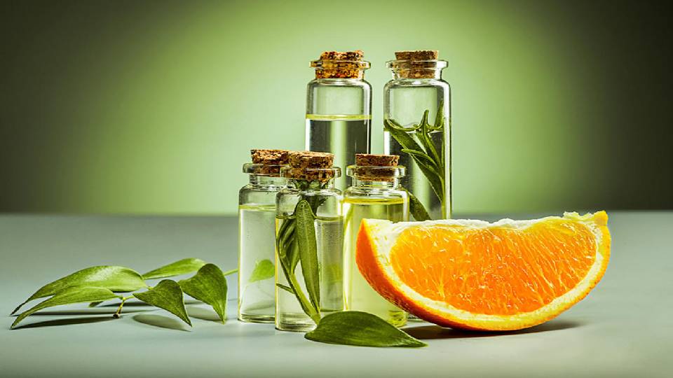 تحتاج كل امرأة إلى معطرات الجسم الطبيعية لتبقى رائحتها منعشة ومميّزة طوال الوقت، ومن دون أن تتأثر بعوامل الطقس المختلفة، خاصةً أنها قد تُستخدم كبديل عن مزيل العرق، ولأن الأمر ليس معقّداً، والخيارات أمامكِ عديدة للتمتع برائحة طبيعية، نرصد لك عطوراً مختلفة يمكنك أن تصنعيها بسهولة في المنزل. -عطر الجسم من ماء الورد والمسك لتحضير هذا العطر ضعي ملعقة كبيرة من الفازلين وثلاث ملاعق صغيرة من ماء الورد وبضع قطرات من الغليسرين وكمية مناسبة من المسك الأبيض في وعاء على نار خفيفة، وحركي المكونات جيداً إلى أن تذوب مع بعضها البعض، ومن ثَمَّ ارفعي الوعاء عن النار، واتركي المكونات فيه لمدة ليلة كاملة، وبعدها ضعي معطر الجسم الذي حصلتِ عليه في عبوة نظيفة محكمة الإغلاق لاستخدامه عند الحاجة. -عطر الجسم من بتلات الزهور أولاً تأكدي من غسل بتلات الزهور جيداً، ويمكنك استخدام كوب ونصف من الزهور المقطعة كورد الجوري أو الياسمين أو امزجيهما معاً لتشكيل كوب ونصف، وانقعي بتلات الزهور في وعاء مع كوبين من الماء المقطر، واتركيها حتى اليوم التالي، ثم صفّي المياه المعطّرة التي ستحصلين عليها باستخدام قطعة القماش القطنية، وضعي المياه المصفاة على النار حتى يتبخّر جزء منها ويبقى لديكِ مقدار ملعقتين من السائل، ثم ضعي المياه المعطّرة في عبوة محكمة الإغلاق، واستخدميها لرائحة مميزة. -عطر الجسم من العود والعنبر لرائحة جسم شرقية مميزة، اخلطي ملعقة من دهن العود وملعقة من زيت العنبر وملعقة من زيت الزعفران الأصفر وملعقة من زيت الفل ونصف ملعقة من زيت الورد، وضعيها في زجاجة، واحتفظي بزجاجة العطر في مكان جاف بعيداً عن الحرارة والضوء، واستخدميه عند الحاجة. -عطر الجسم من الجريب فروت والبرتقال لعطر صيفي طبيعي، ضعي ملعقة كبيرة من زيت الجوجوبا في وعاء، وأضيفي ملعقتين كبيرتين من المواد المطهرة، وامزجيهم مع 10 قطرات من الجريب فروت، و10 قطرات من البرتقال الحلو، و5 قطرات من النعناع، و5 قطرات من اللافندر أو الخزامى مع ملعقة كبيرة من الماء المقطر، واخلطي المكونات جيداً، ثم ضعيها في وعاء زجاجي، واتركي المزيج لمدّة 48 ساعة تقريباً، وعندما تحصلين على الرائحة المطلوبة يمكنكِ وضع هذا المعطر في عبوة مخصصة. -عطر الجسم من الفانيليا لعمل هذا العطر المميز، قومي بوضع حبة فانيليا في زجاجة، وأضيفي إليها ٣ أو ٤ ملاعق من زيت دوار الشمس العضوي، وأغلقي الزجاجة واتركيها في مكان مظلم لمدة أسبوعين. يمكنكِ رج الزجاجة كل 3 أيام، وبعد مرور أسبوعين قومي بتصفية الزيت من قطع الفانيليا، وأضيفي إليه ٤٠ قطرة من زيت البرغموت وقطرات من زيت خشب الأرز والينسون، ثم ضعي المزيج في عبوة مخصصة لاستخدامه وقت الحاجة.