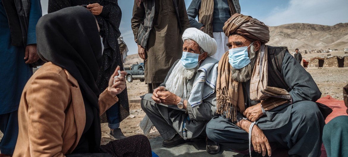 أفادت تقديرات جديدة صادرة عن منظمة العمل الدولية بأن إجمالي الخسائر في الوظائف، بسبب التغيير في الإدارة في أفغانستان، بلغ أكثر من نصف مليون وظيفة في الربع الثالث، وقد يصل إلى 900 ألف وظيفة، بحلول منتصف العام الحالي. وقالت المنظمة، في بيان، إن هذه الخسارة في العمالة تمثل انعكاسا لطرد العمال من العمل، وما أعقب ذلك من أزمة اقتصادية، وكذلك القيود المفروضة على مشاركة المرأة في مكان العمل. وتشير التقديرات إلى أنه كان يقدر لإجمالي عدد ساعات العمل في الاقتصاد الأفغاني أن تنخفض بنسبة 13 في المائة في الربع الثالث من عام 2021 بافتراض عدم حدوث تغيير في الإدارة. العاملات تأثرن بشكل خاص وقالت الوكالة الأممية إن العاملات تأثرن بشكل غير متناسب بالأزمة في أفغانستان، حيث تشير التقديرات إلى أن مستويات توظيف المرأة- والتي كانت أصلا منخفضة للغاية وفقا للمعايير العالمية- قد انخفضت بنسبة 16 في المائة في الربع الثالث من عام 2021، مع سيناريو متشائم يتوقع حدوث انخفاض يصل إلى 28 في المائة بحلول منتصف عام 2022. وقال رامين بهزاد، كبير منسقي منظمة العمل الدولية لأفغانستان: "إن الوضع في أفغانستان حرج ويتطلب تقديم دعم فوري لتحقيق الاستقرار والتعافي. في حين أن الأولوية هي تلبية الاحتياجات الإنسانية الفورية، فإن التعافي الدائم والشامل سيعتمد على حصول الناس والمجتمعات على فرص العمل اللائق وسبل العيش والخدمات الأساسية". وأشارت منظمة العمل الدولية إلى تأثر القطاعات الرئيسية بشدة، منذ استيلاء طالبان على زمام السلطة في البلاد، في آب/أغسطس 2021، بما في ذلك الزراعة والخدمة المدنية قطاع البناء والتشييد، والتي شهدت جميعها فقدان وظائف، على نطاق واسع، أو عدم دفع أجور العمال. وقالت المنظمة إنها تواصل تعزيز العمالة المنتجة والعمل اللائق للشعب الأفغاني مع التركيز على العمالة في حالات الطوارئ، والاستثمار لتكثيف العمالة، وتعزيز المشاريع وتنمية المهارات.