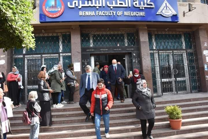 طب بنها تنفذ تجربة إخلاء وهمية قال الدكتور ابراهيم راجح مدير إدارة الأزمات والكوارث بجامعة بنها أنه تم تنفيذ أول تجربة إخلاء وهمية داخل كلية الطب البشري بتوجيهات وإشراف الدكتور جمال سوسه رئيس جامعة بنها والدكتور محمود العراقي ، المشرف علي قطاع خدمة المجتمع وتنمية البيئة بجامعة بنها، والدكتور محمد جمال الدين الاشهب، عميد كلية الطب، ورئيس مجلس إدارة المستشفيات الجامعية و الدكتورة نيرمين عدلي محمود وكيل الكلية لشئون خدمة المجتمع وتنمية البيئة وبحضور هشام رشيد وكيل الكلية لشئون الدراسات العليا. حيث تم تشكيل فريق عمل ضم الدكتور الدكتورة مي حسن مدير وحدة الازمات والكوارث بكلية الطب ، وراندة شوقت امين الكلية و محمد مشتهر. مسئول الحماية المدنية بجامعة بنها و تم إخلاء ٣٠٠ موظف و ٢٠٠ عضو هيئة تدريس و١٠٠ طالب باجمالي ٦٠٠ فرد من المبنى الإداري خلال زمن قدره 4 دقائق، وتم التنسيق مع الإسعاف، والدفع بعدد سيارتي إسعاف والحماية المدنية بجامعة بنها ، والدفع بسيارتي المياة وتم التنفيذ بدقة في إطار التدريب على التعامل مع الأزمات والطوارئ. حيث شهد عملية الإخلاء كلا من حسام عبدالعظيم رئيس قسم الانف والاذن والحنجرة بطب بنها ، وحسام مشهور مدير عام العلاقات العامة و الإعلام بشركة المياة والشرب والعميد عمرو عبدالمقصود مدير عام ادارة السلامة والصحة المهنية بشركة المياة والشرب وبالتنسيق مع محافظة القليوبية وهيئة الاسعاف وشركة المياه والشرب ، وإدارة الأمن الإداري بالجامعة، حيث دفعت شركة المياه والشرب بعدد من سيارات المياة