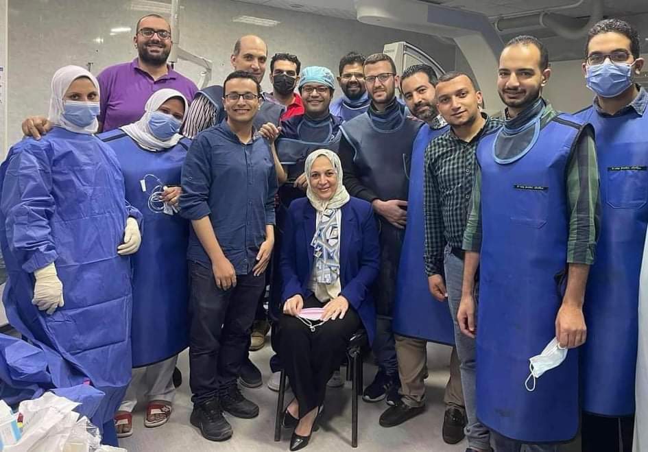 جامعة الزقازيق تعتمد بروتوكول علاج السكته الدماغيه مجانا بالمستشفيات الجامعية. في إطار اهتمام الدوله بالرعايه الصحية تقوم مستشفيات جامعة الزقازيق بتوفير رعاية صحية متكاملة برعاية وبتوجيهات أ.د/ عثمان شعلان رئيس الجامعة وما تسعي لتحقيقه لتقديم أعلي الخدمات والرعاية الطبية للمواطن تم اعتماد بروتوكول علاج السكته الدماغية بإستخدام الأشعة التداخلية ولأول مرة بالمجان داخل قسم الإستقبال ومستشفى الحوادث بمستشفيات الجامعة، حيث تعد أول مستشفى بمنطقة شرق الدلتا تطبق بروتوكول السكته الدماغيه الحادة تطبيق متكامل بين أقسام الكلية والمستشفيات . يذكر أن حالات السكته الدماغيه تتطلب التدخل الفوري والسريع للعلاج لإذابة الجلطات خلال الخمس ساعات الأولى وكذلك تجهيز بعض الحالات لعمل القسطرة المخيه. هذا وقد اشترك فى البروتوكول عدة أقسام بمستشفيات جامعة الزقازيق تحت إشراف أ.د/ عبد السلام عيد عميد كلية الطب ورئيس مجلس إدارة المستشفيات، و أ.د/ وليد ندا المدير التنفيذي للمستشفيات، أ.د/ وائل نصير المشرف العام على الشئون العلاجية بالمستشفيات، وبتنسيق من الدكتور أحمد العوامرى مدير مستشفى الحوادث. يشترك فى البروتوكول أقسام أمراض المخ والأعصاب برئاسة أ.د/ على سليمان وقسم الاشعه برئاسة أ.د/ منال التهامى وقسم جراحة المخ والأعصاب برئاسة أ.د/ محمود طه وقسم الباثولوجيا الإكلينيكية برئاسة أ.د/ امل زيدان وقسم التخدير والعنايه المركزه برئاسة أ.د/ منى الهريسى. ويعد تنفيذ هذا البروتوكول وما يحمله من إجراءات التشخيص وتوفير الأدوية اللازمه ولوازم القسطرة المخيه عن طريق الاشعه التداخليه والتى تعد مرتفعة التكاليف وتقدر بما يقرب من ربع مليون جنيه قد تم توفيرها وتقديمها للمواطن بالمجان. جدير بالذكر أن الإحصائيات تشير إلى حدوث أكثر من 250 الف حالة سكته دماغيه سنويا بمصر تنتهى أغلبهاب الي الإصابة بالعجز الكلى أو الجزئى.