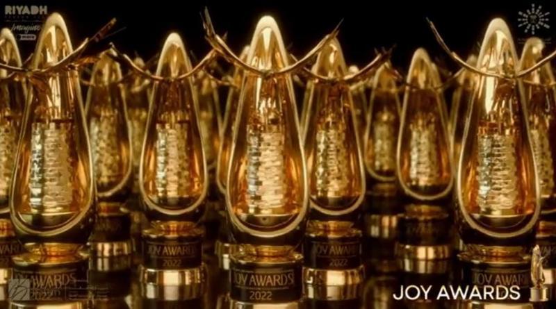 تفاصيل حفل "جوائز صنّاع الترفيه" JOY AWARDS بنسخته الثانية أعلنت الهيئة العامة للترفيه عن تكريم أهل الفن والسينما والدراما والموسيقى والرياضة والمؤثرين العرب في الرياض، في حدث فني ترفيهي جامع تقدمه الهيئة العامة للترفيه في المملكة العربية السعودية تحت مظلة "موسم الرياض"، وتشارك في تنظيمه "مجموعة MBC". يحتفي حفل "جوائز صنّاع الترفيه" في نسخته الثانية بأهل الفن والسينما والدراما والموسيقى والرياضة والمؤثرين العرب من قلب العاصمة الرياض، وذلك مساء اليوم (الخميس) 27 يناير، فيما يُبث الحفل مباشرة عبر قناةMBC1 ، و MBC مصر، ومنصة شاهد VIP ضمن باقة تخيل ابتداءً من وقائع وصول النجوم ومرورهم على السجادة الخزامية عند الثامنة مساءً وحتى الختام. ومن المرتقب أن يشارك في الحفل بنسخته الثانية هذا العام كوكبة من نجوم الفن والسينما والدراما والرياضة العرب والعالميين، إلى جانب أبرز صنّاع الترفيه ونخبة من المدعوّين في هذا القطاع الحيوي، بموازاة مجموعة من أهل الصحافة والإعلام والمؤثرين الاجتماعيين والشخصيات العامة وغيرهم. وفيما يُستهلّ الحفل بمرور النجوم والمدعوّين على السجادة الخزامية أمام عدسات المصورين والجهات الإعلامية، يتخلّل برنامج الحفل إلى جانب الإعلان عن الفائزين عدد من العروض الفنية الحية على المسرح ضمن مشهدية متكاملة لإحدى أكبر التظاهرات الفنية والترفيهية في المنطقة. يتميّز حفل جوائز صنّاع الترفيه بأن الجمهور هو من يختار الفائزين في مختلف الفئات، وذلك من خلال التصويت عبر تطبيق Joy Awards الذي يتيح للمشارك في عملية التصويت منح صوته للمرشحين الذين يختارهم بنفسه في كل فئة من الفئات المصنفة ضمن خمس اختصاصات هي السينما والموسيقى والمؤثرين الاجتماعيين والرياضة والمسلسلات الدرامية. وفيما يتفرّع عن كل اختصاص عدد من الجوائز ذات الصلة، يمكن للمشارك التصويت مرّة واحدة فقط لكل جائزة. وكانت مرحلة التسمية للأعمال والأشخاص المرشّحين قد انطلقت في 20 اكتوبر من العام الماضي وامتدت طوال شهر كامل، ونتج عنها تسمية أربعة مرشّحين عن كل فئة نالوا أعلى عدد من التسميات، فدخلوا بالتالي مرحلة التصويت الجاري إلى اليوم، والذي ستُعلن نتائجه على الملأ خلال الحفل.