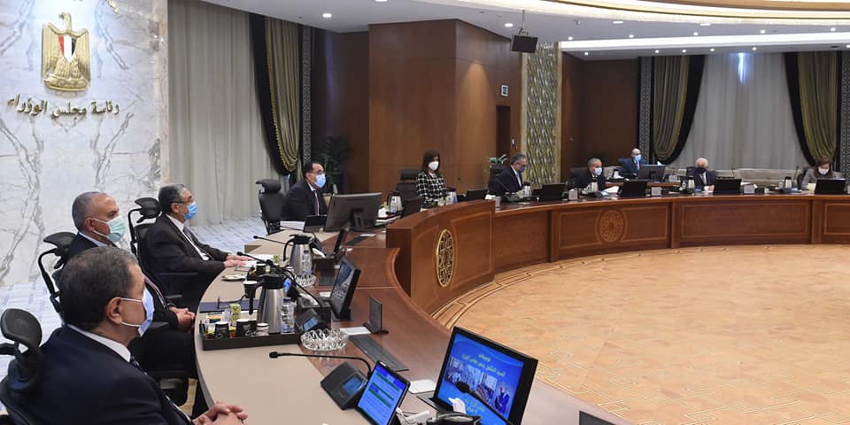 ترأس الدكتور مصطفى مدبولي ، رئيس مجلس الوزراء، اليوم، اجتماع مجلس الوزراء من مقر المجلس في الحي الحكومي بالعاصمة الإدارية الجديدة؛ لمناقشة عدد من الملفات المهمة. واستهل رئيس الوزراء الاجتماع، بالإشارة إلى أن اجتماع المجلس اليوم في مقره بالعاصمة الإدارية يأتي في إطار تنفيذ تكليفات السيد الرئيس عبد الفتاح السيسي، رئيس الجمهورية، بالانتقال التدريجي للعمل من الحي الحكومي، موجها السادة الوزراء بضرورة التواجد بشكل تدريجي في مقار الوزارات بالعاصمة الإدارية، وأن يتواجد أيضا عدد من العاملين بالجهاز الإداري للدولة في إطار خطة الانتقال تدريجيا والتشغيل التجريبي للمقار الحكومية. وخلال الاجتماع، أشار الدكتور مصطفى مدبولي إلى النشاط الحافل، والجولات العديدة التي قام بها السيد الرئيس خلال الأيام الماضية، والتي من بينها زيارة السيد الرئيس إلى مدينة "بريست" الفرنسية للمشاركة في قمة "محيط واحد" المعنية بالموضوعات البيئية، والتي ينظمها الجانب الفرنسي؛ حيث ركزت القمة هذا العام على الموضوعات ذات الصلة بالبحار والمحيطات، بما في ذلك الحفاظ على النظم الحيوية بها ومكافحة التلوث البحري بشتى أنواعه وعلاقة البحار والمحيطات بجهود مواجهة تغير المناخ، فضلاً عن دعم مفهوم "الاقتصاد الأزرق المستدام" وحشد التمويل له. وفي هذا الإطار، أشار رئيس الوزراء إلى أن القمة شهدت متابعة عدد من الموضوعات ذات الصلة بالعلاقات الثنائية الاستراتيجية بين مصر وفرنسا، والتي شهدت تطوراً كبيراً خلال السنوات الأخيرة، خاصةً على الصعيد الاقتصادي، والتجاري، وكذلك تبادل الرؤى ووجهات النظر في إطار التشاور المكثف بين مصر وفرنسا تجاه القضايا الإقليمية ذات الاهتمام المشترك. كما نوه رئيس الوزراء للزيارة الحالية، التي يقوم بها رئيس الجمهورية إلى العاصمة البلجيكية بروكسل؛ للمشاركة في الدورة السادسة لقمة المشاركة بين الاتحاد الأفريقي والاتحاد الأوروبي، مشيرا إلى أن القمة الأفريقية / الأوروبية تعقد هذا العام تحت عنوان "أفريقيا وأوروبا: قارتان برؤية مشتركة حتى ٢٠٣٠. حيث من المقرر أن يناقش الرئيس، خلال أعمال القمة، مختلف الموضوعات التي تهم الدول الأفريقية، خاصةً ما يتعلق منها بتعزيز الجهود الدولية لتيسير اندماجها في الاقتصاد العالمي، بالإضافة إلى أهمية تقديم المساندة الفعالة لهذه الدول في سعيها لتحقيق أهداف التنمية المستدامة 2030، ونقل التكنولوجيا للدول النامية، ودفع حركة الاستثمار الأجنبي إليها، وتمكين الدول النامية من زيادة الاعتماد على مصادر الطاقة المتجددة، مع استعراض استعدادات مصر لاستضافة قمة الأمم المتحدة المقبلة للمناخ في نوفمبر 2022، وغيرها من الموضوعات الأخرى. كما نوّه رئيس الوزراء إلى قيام  الرئيس عبدالفتاح السيسي بافتتاح مؤتمر ومعرض مصر الدولي للبترول (إيجبس ٢٠٢٢) في دورته الخامسة، مشيرا إلى أن هذا الحدث الكبير يعد أهم تجمع دولي وإقليمي لصناعة البترول والغاز في منطقتي شمال أفريقيا والبحر المتوسط، وفي هذا السياق، وجه الدكتور مدبولي الشكر للسيد وزير البترول وجميع القائمين على تنظيم هذا المؤتمر، الذي أصبح بمثابة علامة بارزة في هذا القطاع. كما تطرق الدكتور مصطفى مدبولي، خلال الاجتماع، للجولة الموسعة التي قام بها لمتابعة الموقف التنفيذي لمختلف المشروعات بالعاصمة الإدارية الجديدة، مؤكداً أن حجم العمل الضخم الذي تشهده العاصمة الإدارية يشكل إعجازا بكل المقاييس سيسجله التاريخ للدولة المصرية، متوجهاً بالشكر إلى جميع أعضاء الحكومة والجهات المشاركة في تنفيذ هذا المشروع على الجهود المبذولة والتي تتحدى الزمن والصعاب لإنجازه في وقت قياسي، بما يعكس إرادة المصريين.