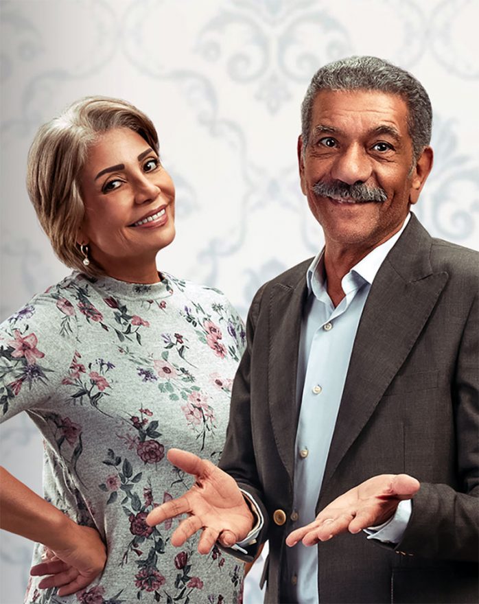 أشاد هاني يونس، المستشار الإعلامي لرئيس مجلس الوزراء، بمسلسل أبو العروسة الجزء الثالث، والذي يتم عرضه على قنوات DMC. وقال المستشار الإعلامي لرئيس مجلس الوزراء عبر حسابه على فيسبوك: «عظمة قوتنا الناعمة فى مسلسل "أبو العروسة" لم يسعدنى الحظ لمشاهدة حلقات الجزء الأول والثانى من المسلسل العظيم "أبو العروسة". لظروف العمل، ولكثرة حلقات كل جزء، اقتنصت مشاهدة بعض الحلقات، وكنت ساعتها فى غاية السعادة من هذا التمكن من مفردات العمل الدرامى فى كل شىء». وأضاف: «انتهت حلقات الجزءين الأول والثانى، ولفت انتباهى وقتها شغف وحرص ابنتّى الكبريين، وهما لم يتخطيا الخامسة عشرة سنة، على متابعة المسلسل، بل وحفظ تفاصيله، وأدوار ممثليه، وتناقل المواقف بينهما». واستكمل: «أحببت المسلسل كثيرا، رغم أنى لم أشاهده مكتملا، ولكنى كنت أخشاه. نعم أخشاه. فأنا واحد ممن يبكون لسماع أغنية المبدع مدحت صالح"بنتى وحبيبتى وكل حاجة فى الدنيا ديه". لا أملُّ من سماعها، رغم بكائى المتكرر. هكذا سأكون مستقبلا». وأوضح: «منذ أيام اكتشفت أن ابنتّى عادتا مرة أخرى للتحلق حول الكمبيوتر، لمتابعة الجزء الثالث من المسلسل، وطلبا منى فى إجازة الجمعة أن أشاركهما المشاهدة، خاصة أنى سأشاهد أكثر من حلقة تلو الأخرى، ولن ترهقنى الإعلانات والفواصل، إيه العظمة دي». واستكمل: «هكذا كنت أجهر بصوتى مع مشاهدة حلقات الجزء الثالث من المسلسل. قوتنا الناعمة بخير يا جماعة، والله..الرسايل كلها واضحة فى المسلسل، السيناريو والحوار عبقرى، التصوير بالدرون بديع، الموسيقى مبهرة، الأداء يفوق الوصف، انتهى اليوم الأول لى بمشاهدة عدد من الحلقات، أتبعتها بغيرها فى اليومين الثانى والثالث، وكل يوم يزداد إعجابى بكل شىء. لا أستطيع أن أُميز ممثلا عن غيره، سواء كان كبيرا أم صغيرا، الجميع يبدع. ما هذا بتمثيل، إنه حقيقة، تشعر وكأنهم عائلات بيننا». وأضاف: «فى كل حلقة أستخلص الدرس والعبر منها، وأوضحها لابنتىّ. فهذه حلقة تحذر من الهجرة غير الشرعية، بصورة غير مباشرة بديعة، وثانية تحذر من الكذب، وثالثة تعالج مساوىء التقدم التكنولوجى، وكيف نتعامل معها، وأخرى تعطيك درسا فى كيفية حل المشكلات الزوجية، لا أجد كلمات تعبر عما بداخلى من فخر بقوتنا الناعمة، من زهو بهذا الإنتاج الضخم، من شكر لكل من صنع هذا العمل العظيم، من سعادة بالفن الراقى الذى يمتعك، ويفيدك، ويعالج قضايا آنية باحتراف شديد، كل اللى فات كوم، وحلاوة تصوير الدرون لبلدنا وحلاوة بلدنا كوم تااااانى خالص». واختتم: «اقعدوا يا جماعة اتفرجوا بأسركم، اتمتعوا، واتعلموا وخدوا خبرة من مشكلات حياتية، تم صياغتها بحرفية شديدة، وطرح حلول لها بإنسانية مفرطة، نفسى أكتب عن كل حاجة، وكل حد فى المسلسل ده بالتفصيل، ولكن حتى الكتابة متكفيش».