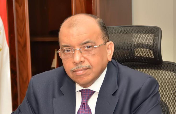 أعلن اللواء محمود شعراوى وزير التنمية المحلية ، عن بدء المحافظات اليوم الأحد ( 6 فبراير 2022 ) تنفيذ المرحلة الثانية من الموجة الـ 19 لإزالة التعديات على الأراضى المملوكة للدولة والتى سوف تستمر حتى 26 فبراير الجارى وذلك تنفيذاً لتوصيات لجنة إسترداد أراضى الدولة فى إجتماعها مطلع شهر يناير الجارى . وأكد وزير التنمية المحلية على جود تنسيق بين المحافظات وكافة الأجهزة التنفيذية ومديريات الأمن وقوات إنفاذ القانون لتنفيذ المستهدف من الموجة 19 بكل حسم وعدم التهاون فى إسترداد حق الدولة والتصدى لأى شكل من التعديات . ووجه اللواء محمود شعراوى ، السادة المحافظين بإستمرار التركيز على حالات التعدي على نهر النيل والمجارى المائية بصورة رئيسية فى بداية موجة الإزالات ، بالتنسيق مع مديريات الري ، وكذا حالات التعدي بالبناء على الأراضى الزراعية . وشدد الوزير على أن السيد رئيس الجمهورية يتابع ملف إزالة التعديات على أملاك الدولة والأراضى الزراعية ومخالفات البناء بصورة مستمرة ، كما يتم تقديم تقارير دورية لرئيس مجلس الوزراء حول النتائج التى يتم تحقيقها فى هذا الشأن . ووجه " شعراوى " غرفة العمليات وإدارة الأزمات بالوزارة بالمتابعة على مدار اليوم لنتائج المرحلة الثانية من الموجة 19 والتنسيق مع المحافظات لتذليل أى معقومات وتنفيذ الإزالات عبر المتابعة مع غرف العمليات المصغرة التى تم تشكيلها برئاسة السكرتير العام المساعد للمحافظة وتضم فى عضويتها ممثل من كل من مديرية الأمن و جهات الولاية و إدارة الأملاك بالمحافظة . وأوضح اللواء محمود شعراوي إن المرحلة الأولى من الموجه الـ 19 بدأت خلال الفترة من 19/1/2022 وحتى 30 يناير 2022 ، وبلغ إجمالى عدد المبانى التى تم إزالتها على أملاك الدولة 5146 حالة مباني على مساحة 916 ألف متر مربع في جميع المحافظات، وإزالة 567 حالة تعد على أراضي زراعية أملاك دولة على مساحة 3827 فدان كما تم إزالة التعديات بالبناء عَلِي الأراضي الزراعية بعدد 165 حالة مباني عَلِي مساحة 31 ألف متر مربع . وطالب اللواء محمود شعراوى الأجهزة التنفيذية بالمحافظات بعدم السماح بعودة التعديات على أراضي أملاك الدولة والأراضى الزراعية والمرور على الأراضي المستردة لمنع التعدى عليها مرة أخرى خاصة أيام الإجازات و العطلات الرسمية مع العمل على سرعة إزالة أية تعديات فى المهد وإتخاذ الإجراءات القانونية تجاه كل من تسول له نفسه التلاعب بممتلكات الدولة . كما طالب وزير التنمية المحلية ، بضرورة التنسيق بين المحافظات وجهات الولاية لأراضى وأملاك الدولة التي تم استردادها منعاً لعودة التعديات مرة أخرى والمواجهة الحاسمة لأى تعديات على تلك الأراضى أو تجاوزات في هذا الشأن ، مشيراً إلى أن هناك تنسيقاً مع لجنة إستراداد أراضى الدولة برئاسة المهندس شريف اسماعيل مساعد رئيس الجمهورية للمشروعات القومية الإستراتيجية وباقى الوزارات المعنية لإزالة أي تعديات يتم رصدها والتصدي بكل حزم لكافة أشكال التعديات على أرض المحافظات وإتخاذ الإجراءات القانونية تجاه المخالفين وعدم السماح بأي مخالفات جديدة. الجدير بالذكر أن المرحلة الأولى من الموجه الـ 19 قد بدأت من 19/1/2022 وحتى 30 يناير 2022، على أن تكون المرحلة الثانية خلال الفترة من 6 / 2 / 2022 وحتى 26 / 2/ 2022 والمرحلة الثالثة خلال الفترة من 6 / 3 / 2022 وحتى 26 / 3 / 2022 .