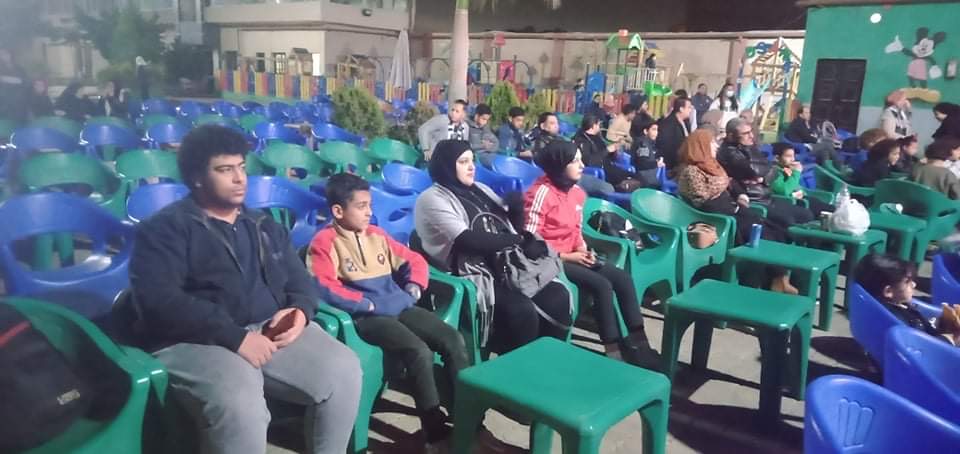 شهدت الأندية والمقاهي والكافيهات بمحافظة القليوبية إقبالا جماهيريا كبيرا من جماهير القليوبية لمتابعة مباراة المنتخب المصرى مع منتخب السنغال. وشهدت شوارع محافظة القليوبية انتشارا للإعلام المصرية تضامنا مع المنتخب المصرى الذى يخوض المباراة النهائية في تصفيات كاس الأمم الأفريقية في التاسعة من مساء اليوم مع المنتخب السنغالي . وشهدت شوارع المحافظة انتشارا لباعة الإعلام والصافرات احتفالا بالمباراة. فيما شهدت محافظة القليوبية حالة من الإستنفار بتوجيهات من اللواء عبدالحميد الهجان محافظ القليوبية ومديرية الشباب والرياضة بالمحافظة وعددا من الأندية والكافيهات والكافيتريات حيث من المنتظر ان تذاع المباراة على شاشات 87 مركز شباب بمختلف انحاء المحافظة وفقا لما اعلنه الدكتور محمود الصبروط وكيل وزارة الشباب والرياضة بالقليوبية والذى اكد على انه تم التأكيد على تطبيق الإجراءات الوقائية والالتزام بالاجراءات الاحترازية والتعقيم التباعد وارتداء الكمامه وذلك حرصا على سلامه وامن الجمهور المترددين على مراكز الشباب . واعلنت ادارة نادى ديلمون بنها تحت اشراف الدكتور محمود فتح الباب انه سيتم اذاعة المباراة على شاشة كبيرة اشبه بشاشة السينما حتى يتعايش الجمهور مع اجواء المباراة متمنيا الفوز لمنتخب مصر فى تلك المباراة الهامة وحصولة على كأس افريقيا الثامنة . مؤكدا ان الشعب المصرى يقف خلف المنتخب المصرى ويؤازره ويدعمه بكل الحب والوطنية ويثق فى قدرات اللاعبين وسعيهم لتحقيق الفوز. وجه الكابتن وحيد خلوى رئيس منطقة القليوبية لكرة القدم التحية للمنتخب الوطني المصرى ولاعبيه الكبار الذين اسعدوا الشعب المصرى والعربي خلال مراحل البطولة المختلفة ونحن على ثقة انهم سيزرعون البسمة والفرحة اليوم فى تلك المباراة الكبيرة وحصول المنتخب على كأس الأمم الأفريقية . وأكد خلوى على مؤازرة المنتخب الوطني المصرى في مباراته النهائية لبطولة كأس الأمم الأفريقية وطالب خلوى لاعبي المنتخب بالاستمرار في تالقهم وتحقيق الفوز والحصول على كأس إفريقيا مؤكدا أن الفريق الوطني يمتلك افضل لاعبين يمتلكون الإمكانيات والقدرات التى تؤهلهم للفوز في مقدمتهم اللاعب الدولى محمد صلاح . من جانبه وجه الدكتور محمود الصبروط وكيل وزارة الشباب والرياضة التحية والتقدير للمنتخب المصرى واكد أن جموع الشعب المصري تقف خلف المنتخب المصرى من أجل تحقيق الفوز والحصول على كأس الأمم الأفريقية . وقال الصبروط أن الفريق المصرى سيحقق حلم ١٠٠ مليون مصرى وملايين العرب في الفوز بالبطولة والتعبير عن الكرة المصرية بما يليق بها والحضارة مصر وعراقة شعبها . من جانبه أكد الكابتن مصبح الكحيلى رئيس مجلس إدارة نادي بنها الرياضى أن منتخب مصر ظهر بصورة عالمية أذهلت العالم وخاصة في ظل الأداء المتميز وخوض مباريات على مدار ١٢٠ دقيقة طوال ٣ مباريات وهذا لم يحدث من قبل . مشيدا باللاعب العالمى محمد صلاح الذى قاد المنتخب للفوز في مراحل البطولة حتى الوصول للمباراة النهائية مساء اليوم. واشاد بالمدير الفنى للمنتخب المصرى كارلوس كيروش خلال ادارته لمباريات المنتخب الوطني وحقق كل ما عليه . أما الكابتن محمد السكران بمنطقة القليوبية لكرة القدم فأشاد بالروح التى يمتلكها لاعبي المنتخب المصرى وأكد أن الفريق الوطني المصرى يلعب بروح قتالية وبهدوء وتنظيم لصفوفة وبخطة منظمة تتناسب مع كل المباراة من اجل تحقيق الفوز الغالى بكأس افريقيا . مشيدا باللاعبين وبحراس المرمى وجهودهم العظيمة على المستطيل الأخضر.