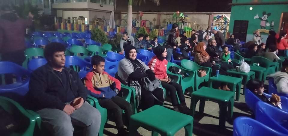 شهدت الأندية والمقاهي والكافيهات بمحافظة القليوبية إقبالا جماهيريا كبيرا من جماهير القليوبية لمتابعة مباراة المنتخب المصرى مع منتخب السنغال. وشهدت شوارع محافظة القليوبية انتشارا للإعلام المصرية تضامنا مع المنتخب المصرى الذى يخوض المباراة النهائية في تصفيات كاس الأمم الأفريقية في التاسعة من مساء اليوم مع المنتخب السنغالي . وشهدت شوارع المحافظة انتشارا لباعة الإعلام والصافرات احتفالا بالمباراة. فيما شهدت محافظة القليوبية حالة من الإستنفار بتوجيهات من اللواء عبدالحميد الهجان محافظ القليوبية ومديرية الشباب والرياضة بالمحافظة وعددا من الأندية والكافيهات والكافيتريات حيث من المنتظر ان تذاع المباراة على شاشات 87 مركز شباب بمختلف انحاء المحافظة وفقا لما اعلنه الدكتور محمود الصبروط وكيل وزارة الشباب والرياضة بالقليوبية والذى اكد على انه تم التأكيد على تطبيق الإجراءات الوقائية والالتزام بالاجراءات الاحترازية والتعقيم التباعد وارتداء الكمامه وذلك حرصا على سلامه وامن الجمهور المترددين على مراكز الشباب . واعلنت ادارة نادى ديلمون بنها تحت اشراف الدكتور محمود فتح الباب انه سيتم اذاعة المباراة على شاشة كبيرة اشبه بشاشة السينما حتى يتعايش الجمهور مع اجواء المباراة متمنيا الفوز لمنتخب مصر فى تلك المباراة الهامة وحصولة على كأس افريقيا الثامنة . مؤكدا ان الشعب المصرى يقف خلف المنتخب المصرى ويؤازره ويدعمه بكل الحب والوطنية ويثق فى قدرات اللاعبين وسعيهم لتحقيق الفوز. وجه الكابتن وحيد خلوى رئيس منطقة القليوبية لكرة القدم التحية للمنتخب الوطني المصرى ولاعبيه الكبار الذين اسعدوا الشعب المصرى والعربي خلال مراحل البطولة المختلفة ونحن على ثقة انهم سيزرعون البسمة والفرحة اليوم فى تلك المباراة الكبيرة وحصول المنتخب على كأس الأمم الأفريقية . وأكد خلوى على مؤازرة المنتخب الوطني المصرى في مباراته النهائية لبطولة كأس الأمم الأفريقية وطالب خلوى لاعبي المنتخب بالاستمرار في تالقهم وتحقيق الفوز والحصول على كأس إفريقيا مؤكدا أن الفريق الوطني يمتلك افضل لاعبين يمتلكون الإمكانيات والقدرات التى تؤهلهم للفوز في مقدمتهم اللاعب الدولى محمد صلاح . من جانبه وجه الدكتور محمود الصبروط وكيل وزارة الشباب والرياضة التحية والتقدير للمنتخب المصرى واكد أن جموع الشعب المصري تقف خلف المنتخب المصرى من أجل تحقيق الفوز والحصول على كأس الأمم الأفريقية . وقال الصبروط أن الفريق المصرى سيحقق حلم ١٠٠ مليون مصرى وملايين العرب في الفوز بالبطولة والتعبير عن الكرة المصرية بما يليق بها والحضارة مصر وعراقة شعبها . من جانبه أكد الكابتن مصبح الكحيلى رئيس مجلس إدارة نادي بنها الرياضى أن منتخب مصر ظهر بصورة عالمية أذهلت العالم وخاصة في ظل الأداء المتميز وخوض مباريات على مدار ١٢٠ دقيقة طوال ٣ مباريات وهذا لم يحدث من قبل . مشيدا باللاعب العالمى محمد صلاح الذى قاد المنتخب للفوز في مراحل البطولة حتى الوصول للمباراة النهائية مساء اليوم. واشاد بالمدير الفنى للمنتخب المصرى كارلوس كيروش خلال ادارته لمباريات المنتخب الوطني وحقق كل ما عليه . أما الكابتن محمد السكران بمنطقة القليوبية لكرة القدم فأشاد بالروح التى يمتلكها لاعبي المنتخب المصرى وأكد أن الفريق الوطني المصرى يلعب بروح قتالية وبهدوء وتنظيم لصفوفة وبخطة منظمة تتناسب مع كل المباراة من اجل تحقيق الفوز الغالى بكأس افريقيا . مشيدا باللاعبين وبحراس المرمى وجهودهم العظيمة على المستطيل الأخضر.