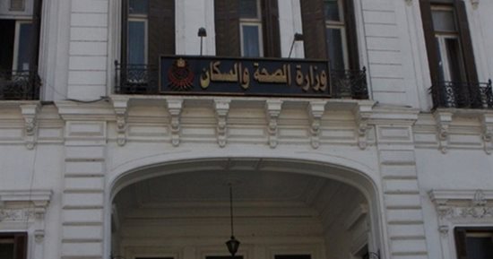 أعلنت وزارة الصحة والسكان، فحص 70 ألف طفل، ضمن مبادرة رئيس الجمهورية للكشف المبكر عن الأمراض الوراثية للأطفال حديثي الولادة وتقديم العلاج بالمجان، تحت شعار "100 مليون صحة"، ذلك منذ انطلاقها في 13 من شهر يوليو الماضي وحتى اليوم، بهدف الوصول إلى جيل صحي وخالِ من مسببات الإعاقة. وأوضح الدكتور حسام عبدالغفار المتحدث الرسمي لوزارة الصحة والسكان، أن المبادرة في مرحلتها الأولى تقوم بالكشف عن 19 مرضًا وراثيًا للأطفال المبتسرين بحضانات مستشفيات وزارة الصحة والسكان، ومن المقرر أن تشمل المرحلة الثانية من المبادرة، إجراء المسح الطبي لجميع الأطفال حديثي الولادة بكافة الحضانات في المستشفيات الجامعية ومستشفيات القطاع الخاص والوحدات الصحية على مستوى الجمهورية. ومن جانبه، أشار الدكتور وائل عبدالرازق رئيس قطاع الرعاية الصحية والتمريض، إلى أن الأمراض الـ 19 التي يتم الكشف عنها تشمل (قصور الغدة الدرقية الخلقي، تضخم الغدة الكظرية الخلقي، أنيميا الفول، التليف الكيسي، فرط شحميات الدم الوراثي، الفينيل كيتونوريا، نقص رباعي هيدروبيترين، حموضة الدم العضوية، ارتفاع حمض أيزوفاليريك بالدم، ارتفاع الحمض البروبيوني/الميثيل مالوني بالدم، مرض البول القيقبي، ارتفاع التيروزين في الدم – النوع الأول، ارتفاع الجالاكتوز في الدم، ارتفاع هوموسيستين بالبول، ارتفاع الأرجينين بالدم، ارتفاع السيترولين بالدم، نقص الأورنيثين ناقل الكربامويل، أكسدة الأحماض الدهنية، نقص إنزيم البيوتينيداز). وأضاف الدكتور وائل عبدالرازق، أن الفحص يتم من خلال أخذ عينة دم من كعب الطفل، وتحليلها من خلال المركز المصري للتحكم والسيطرة على الأمراض "Egyptian CDC"، الذي تم تزويده بمعمل مجهز بأحدث الأجهزة العالمية في مجال الكشف عن الأمراض الوراثية، لافتًا إلى أنه في حالة إيجابية العينة يتم إحالة الطفل لإجراء اختبار تأكيدي للمرض، وبدء تلقي العلاج اللازم وفقًا للبروتوكولات المقررة من اللجنة العلمية للمبادرة، مشيرًا إلى إحالة 4460 طفلاً لإجراء الفحوصات التأكيدية منذ إطلاق المبادرة. ومن جانبها، أكدت الدكتورة دينا عبدالسلام منسق مبادرة الكشف المبكر عن الأمراض الوراثية، تخصيص 25 مركزا لعلاج الأمراض الوراثية لحديثي الولادة، وجارِ التوسع تباعًا في تلك المراكز لتشمل جميع محافظات الجمهورية، موضحًة أن هذه المراكز تقدم خدمات العلاج والمتابعة الدورية بالمجان للأطفال الذين يعانون من أي أمراض وراثية، مما يساهم في تمتع هؤلاء الأطفال بحياة طبيعية، بالإضافة إلى تقديم خدمات الدعم والمشورة لأولياء الأمور للحد من احتمالات إنجاب أطفال مصابين بأي من الأمراض الوراثية.