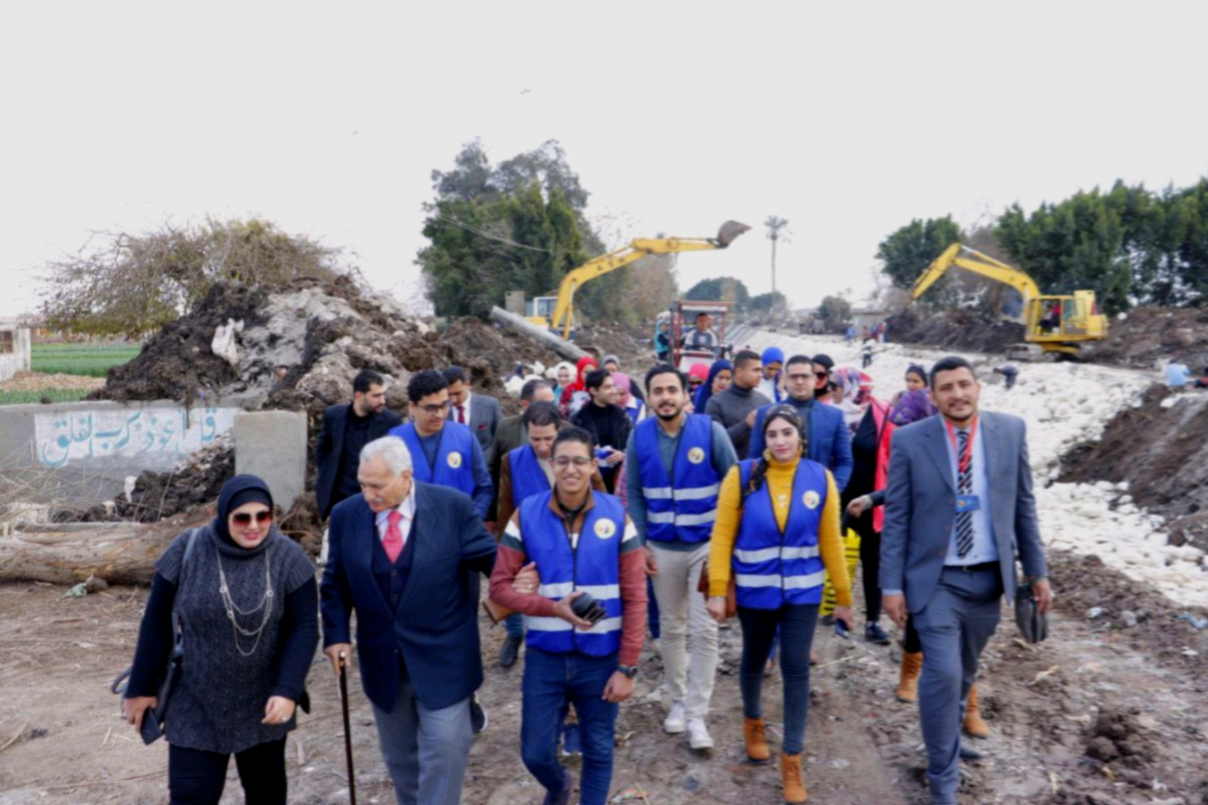 اجتمعت امانة بندر بنها بمقر حزب حماة الوطن بالقليوبية أمس، عقب زيارة أعضاء أمانة الشباب بقيادة الدكتور احمد نجيب لبعض المشاريع القومية بالمحافظة ضمن مبادرات التثقيف والتوعية لدى اعضاء الحزب. رأس الاجتماع ناير نبيل امين بندر بنها، بحضور أمناء واعضاء الامانة، لمناقشة خطة عمل المرحلة، وماتم تنفيذه خلال الايام السابقة. ويأتي هذا تحت رعاية الفريق جلال هريدي رئيس حزب حماة الوطن، وتوجيهات اللواء طارق نصير أمين عام الحزب، والدكتور احمد العطيفي امين التنظيم المركزي، وبإشراف الدكتور أحمد يوسف أمين محافظة القليوبية، ومتابعة اللواء عبد العليم بركة امين التنظيم بالحزب. وناقش الاجتماع عدد من اهتمامات المرحلة ضمن خطة امانة بندر بنها، حيث متابعة تنفيذ مشروع مشغل الأمل التي تقوم علي اعداه وتنفيذه نجلاء خضر أمينة المرأة، موكدة ان المشروع في مرحلة ماقبل الافتتاح، ويجري الانتهاء منه بشكل كامل خلال ايام قليلة. واوضحت نجلاء خضر ان الوحدة الحزبية بمنطقة الشدية المكلفة بها سيتم افتتاحها قريبا موضحة انه تم تجهيزها بشكل كامل وسيتم الاعلان عنها مع افتتاح مشغل الامل خلال هذه الايام. وفي نفس السياق قال كابتن أسامة رشيد، امين الرياضة انه يعد دورة تمهيدية قبل الدورة الرمضانية المقترحة سابقاً، وجاري وضع خطة كاملة وسيتم عرضها بشكل رسمي علي أمانة القليوبية لتنفيذها بشكل جديد ومنسق. ورتبت أمانة بند بنها، زيارة قريبة لـ الأنبا ماكسيموس لتوطيت العلاقات الاخوية بين الكنيسة والحزب وللتأكيد على أهمية المواطنة وارساء علاقات سليمة لمستقبل أفضل. وكانت شاركت أمانة بندر بنها في فعالية اعرف مشروعات بلدك بقيادة الدكتور احمد نجيب امين الشباب بمحافظة القليوبية، وبحضور اللواء عبد العليم بركة امين التنظيم. وقام الشباب بزيارة بعض المشروعات القومية بدائرة المحافظة، ضمن الخطة التي وضعها رئيس الجمهورية عبد الفتاح السيسي لتطوير مصر من اجل حياة كريمة. وفي هذا الصدد قال اللواء عبد العليم بركة: انها كانت زيارة مفيدة ليلمس الشباب عن قرب المشروعات القومية التي تقوم بها بالدولة، متابعاً ان مثل هذه الزيارات تعمق ثقة الشباب بمشروعات الدولة وانها حقيقة علي ارض الواقع تحقق اهداف ملحة للشعب وللشباب، مؤكدا فليس من رئى كمن سمع.