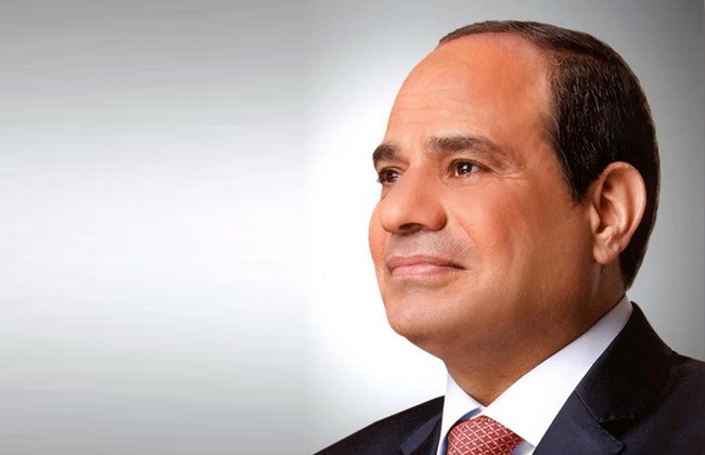 استجاب الرئيس عبد الفتاح السيسي، لحالة المواطن "قدري عبد الله" البالغ من العمر 40 عاما من قرية كوبري البستان التابعة لمركز الدلنجات بمحافظة البحيرة، والذى تعرض لحادث عام 2012 أثناء عمله سائقا، مما تسبب في حدوث كسور في مناطق متفرقة من جسده أفقدته القدرة على الحركة، حيث وجه الرئيس جميع الجهات المعنية باتخاذ اللازم تجاه الحالة. وتم على الفور التنسيق مع وزارة الصحة والتي قامت بدفع سيارة إسعاف مجهزة لنقل الحالة إلى مستشفى دمنهور التعليمي لإجراء الفحوصات اللازمة وتوفير الرعاية الطبية المناسبة، فيما قامت وزارة التضامن الاجتماعي بالتعاون مع محافظة البحيرة بدراسة حالة الأسرة على الطبيعة لتوفير الدعم اللازم لها، وصرف الإعانات الاجتماعية اللازمة. واستقبل المواطن "قدري" وأسرته، استجابة الرئيس السيسي لمناشدته، بسعادة غامرة وفرحة شديدة، وقال: "سعادتي وسعادة زوجتي وأطفالي الثلاثة لا توصف.. الجميع يشكرون الرئيس السيسي على استجابته".