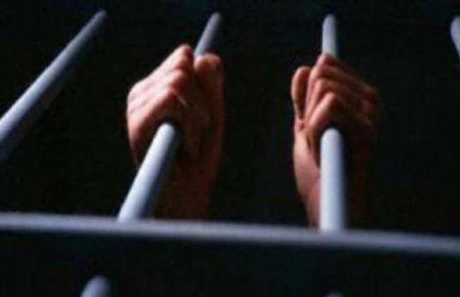 أمرت نيابة القاهرة الجديدة، حبس موظف أمن سابق وآخر 4 أيام على ذمة التحقيقات في اتهامهما بسرقة فيلا بالتجمع الخامس. تبلغ لقسم شرطة التجمع الخامس بمديرية أمن القاهرة من (إحدى السيدات ، مقيمة بدائرة القسم) بأنها حال تواجدها بالفيلا سكنها الكائنة بأحد المجمعات السكنية بدائرة القسم، فوجئت بقيام شخصين باقتحام الفيلا وتهديدها بسلاح أبيض "سكين" كانت بحوزة أحدهما واستوليا على (متعلقات شخصية – مبلغ مالي) كرها عنها ولاذا بالفرار. بإجراء التحريات وجمع المعلومات أمكن التوصل إلى أن وراء ارتكاب الواقعة (موظف أمن إداري سابق بالمجمع السكنى محل الواقعة – أحد الأشخاص ، مقيمين بمحافظة أسيوط). عقب تقنين الإجراءات أمكن ضبطهما، وبمواجهتهما اعترفا بارتكاب الواقعة "بأسلوب التسلق "، كما أضافا بتكوينهما تشكيلاً عصابياً تخصص نشاطه في سرقة المساكن واستغلال المتهم الأول سابقة عمله بالمجمع السكنى المشار إليه فى ارتكاب وقائع سرقات، كما تم بإرشادهما ضـبط (المسروقات المستولى عليها - 2 سـلاح أبيض "مطـواة " مُستخدمين في ارتكاب الواقعة)، وباستدعاء المجني عليها تعرفت على المضبوطات واتهمتهما بسرقتها كرها عنها .