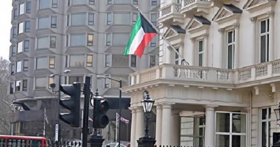كشف رئيس المكتب الثقافي بسفارة الكويت بالقاهرة الدكتور أحمد المطيري عن تعاون مع الجهات الثقافية المصرية في سبيل عرض المنتجات العلمية والفكرية الكويتية مؤكدا أن مكتبة السفارة تضم 3400 رسالة ماجستير ودكتوراه و14 ألف كتاب متاحة للجمهور من العامة والباحثين. وأضاف المطيري - في تصريح صحفي اليوم الأحد على هامش مشاركته في الدورة الـ53 من معرض القاهرة الدولي للكتاب - أن تلك المكتبة تعد وجها ثقافيا كويتيا في القاهرة مثمنا على تعاون الهيئات الثقافية الكويتية بالمعرض لدعم المكتبة بمختلف الأبحاث والإصدارات القيمة. وأشاد بحجم الإقبال على أجنحة ودور النشر والمؤسسات والجهات الثقافية الكويتية بالمعرض مشيرا إلى الإقبال الكبير على أجنحة الجهات الحكومية الكويتية والحرص على اقتناء مطبوعاتها المميزة. واعتبر المطيري أن إتاحة ونشر الثقافة الكويتية في معرض القاهرة للكتاب يمثل قوة وحضور أكاديمي موضحا إتاحة تلك المنتجات بأسعار مدعومة في متناول الجميع لإتاحة الفرصة للباحثين والقراء في مصر للحصول عليها. يذكر أن دور النشر الكويتية حرصت على عرض كل إصداراتها باللغة العربية خلال أجنحة معرض القاهرة الدولي للكتاب وشهدت المطبوعات والمنتجات المخصصة للأطفال أعلى المبيعات. يذكر أن الدورة الحالية لمعرض القاهرة الدولي للكتاب تقام تحت شعار "هوية مصر.. الثقافة وسؤال المستقبل" بمشاركة 1063 ناشرا مصريا وعربيا وأجنبيا من 51 دولة