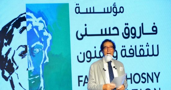 أعلنت مؤسسة فاروق حسني للثقافة والفنون،عن إقامة حفل توزيع جوائز الفنون للدورة الثالثة لعام 2022 لمسابقات (التصوير، النحت، النقد الفني، التصوير الفوتوغرافي، العمارة) وافتتاح المعرض الجماعي للشباب، في السابعة مساء يوم الاثنين الموافق 7 مارس المقبل في مركز الجزيرة للفنون بالزمالك. وذكرت مؤسسة فاروق حسني للفنون -في بيان أصدرته اليوم/الثلاثاء/- أن جميع لجان التحكيم انتهت من التصويت على الأعمال الفنية المؤهلة للمعرض الجماعي والمرشحة لجوائز الفنون لهذه الدورة ومن المقرر أن يتم الإعلان عن أسماء القوائم النهائية للمتأهلين يوم الخميس المقبل. وأشارت المؤسسة إلى أنه تقدم لهذه الدورة من جوائز الفنون لأفرع ( التصوير "الرسم" - النحت - النقد الفني التشكيلي- العمارة - التصوير الفوتوغرافي) نحو 1460 عملا فنيا ومعماريا وبحثا نقديا من 749 فنانا ومعماريا وناقدا فنيا من جميع محافظات مصر وتصل قيمة الجوائز إلى 500 ألف جنيه. وأعرب مجلس أمناء مؤسسة فاروق حسني للثقافة والفنون، عن تمنياته بالتوفيق لجميع المتسابقين الذين حرصوا على المشاركة في المسابقات المختلفة.