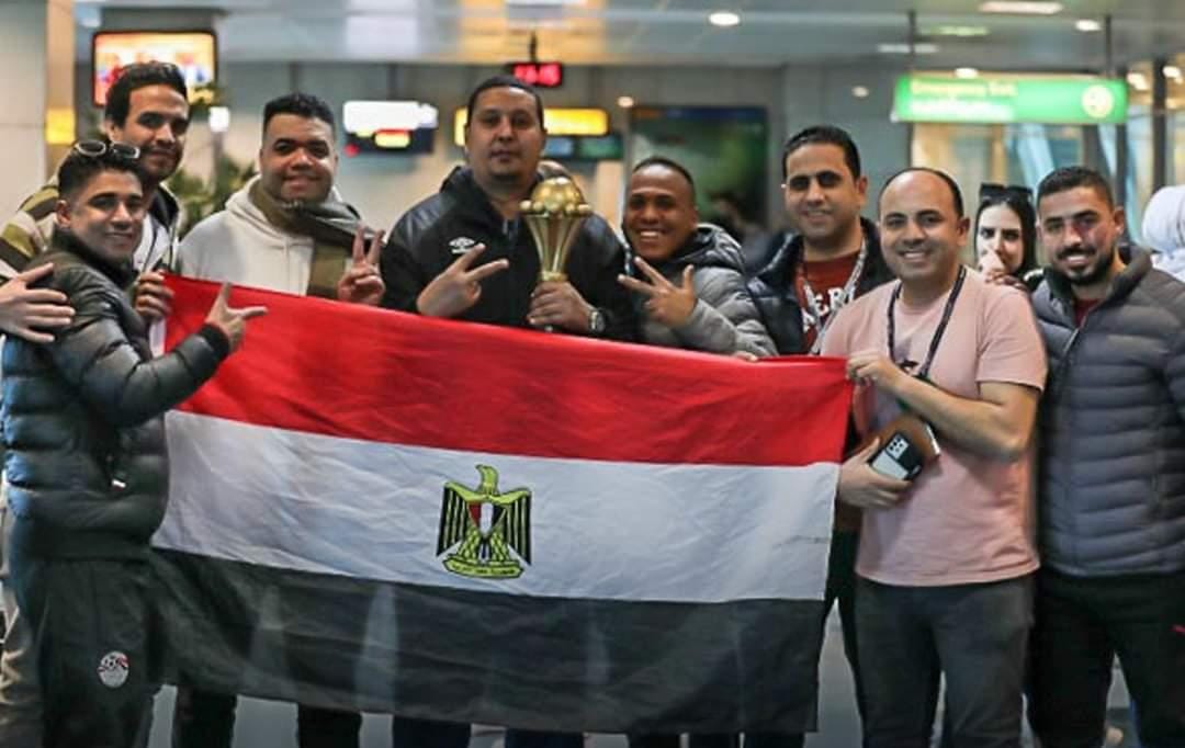 سيرت مصر للطيران ظهر اليوم الخميس رحلتين خاصتين إلي مطار "ياوندي" بالكاميرون لنقل ٦٠٠ راكب من مشجعي المنتخب الوطني الأول لكرة القدم علي رحلة رقم MS3040 ورقم MS3042، بأحدث طائراتها B9-787 دريملاينر والمعروفة بإسم طائرة الأحلام " والتى تسع الواحدة لعدد ٣٠٩ ركاب" وذلك لمؤازرة المنتخب الوطني الأول لكرة القدم خلال مشاركته في مباراة الدور قبل النهائي أمام منتخب الكاميرون في بطولة كأس الأمم الإفريقية والتى تقام اليوم الخميس . وكانت الشركة الوطنية قد سيرت 5 رحلات سابقة الي الكاميرون لنقل عدد من المشجعين المصريين لمساندة المنتخب الوطني خلال مشواره فى البطولة الإفريقية . هذا وتتمني مصرللطيران الناقل الرسمي للمنتخب المصرى التوفيق في البطولة الإفريقية .