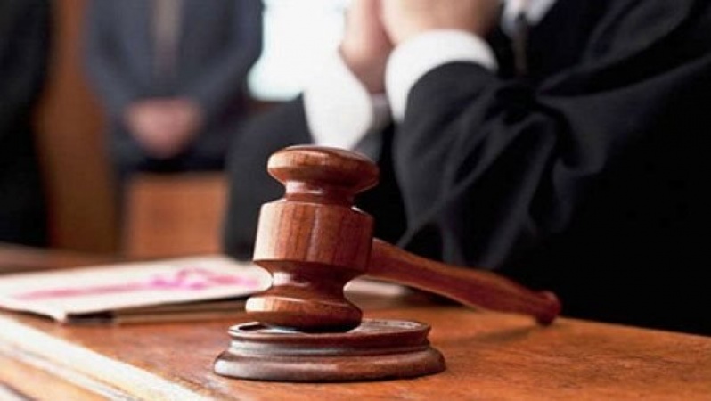 قضت محكمة جنح شبرا، بالحبس سنة وكفالة الف جنية للمدرسة المتهمة بالتنمر علي طالب في مدرسة بشرا، والحبس 6 أشهر لأم الطفل المجني عليه بتهمة السب والقذف، وكفالة الف جنيه. وقالت هبة مصطفي دفاع الطفل، انها قررت الاستئناف علي الصادر ضد الأم. كانت قد أحيلت مُعلمة بإحدى المدارس في منطقة شبرا بالقاهرة، إلى المحاكمة الجنائية، لتنمرها على طفل من طلاب الدمج المحتاجين للرعاية، وذلك بتعديها عليه بالقول بعبارات، قصدت منها الحطّ من شأنه، ووضعه موضع السخرية في محيطه الاجتماعي، وذلك في أثناء انعقاد حصة مدرسية. وكانت جهات التحقيق، تلقت بلاغًا من والد الطفل، بتنمر المتهمة عليه؛ بعد طلبه الجلوسَ بأحد المقاعد الأمامية بالصف، فرفضت، ونبذته، وسخرت منه أمام زملائه، ثم عاقبته بتوجيهه إلى مديرة المدرسة. وسألت النيابة العامة، الطفل المجني عليه، ووالديه، و3 طلاب من زملائه، فأكدوا واقعة التنمر، وباستجواب المتهمة؛ أنكرت ما نُسب إليها، وقررت أنها وبّخت الطفل المجني عليه؛ لحضوره الدرس متأخرًا، فهددها بإبلاغ والده، وهو ما دعاها لتوجيهه إلى مديرة المدرسة.