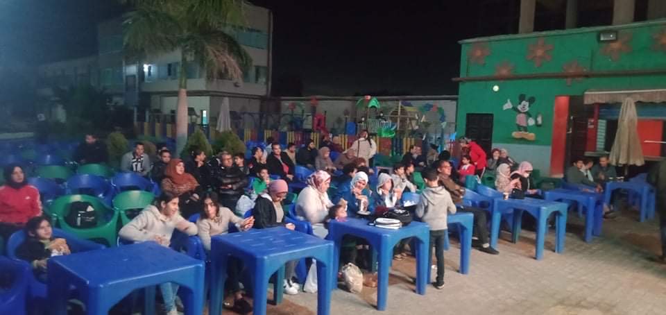 شهدت الأندية والمقاهي والكافيهات بمحافظة القليوبية إقبالا جماهيريا كبيرا من جماهير القليوبية لمتابعة مباراة المنتخب المصرى مع منتخب السنغال. وشهدت شوارع محافظة القليوبية انتشارا للإعلام المصرية تضامنا مع المنتخب المصرى الذى يخوض المباراة النهائية في تصفيات كاس الأمم الأفريقية في التاسعة من مساء اليوم مع المنتخب السنغالي . وشهدت شوارع المحافظة انتشارا لباعة الإعلام والصافرات احتفالا بالمباراة. فيما شهدت محافظة القليوبية حالة من الإستنفار بتوجيهات من اللواء عبدالحميد الهجان محافظ القليوبية ومديرية الشباب والرياضة بالمحافظة وعددا من الأندية والكافيهات والكافيتريات حيث من المنتظر ان تذاع المباراة على شاشات 87 مركز شباب بمختلف انحاء المحافظة وفقا لما اعلنه الدكتور محمود الصبروط وكيل وزارة الشباب والرياضة بالقليوبية والذى اكد على انه تم التأكيد على تطبيق الإجراءات الوقائية والالتزام بالاجراءات الاحترازية والتعقيم التباعد وارتداء الكمامه وذلك حرصا على سلامه وامن الجمهور المترددين على مراكز الشباب . واعلنت ادارة نادى ديلمون بنها تحت اشراف الدكتور محمود فتح الباب انه سيتم اذاعة المباراة على شاشة كبيرة اشبه بشاشة السينما حتى يتعايش الجمهور مع اجواء المباراة متمنيا الفوز لمنتخب مصر فى تلك المباراة الهامة وحصولة على كأس افريقيا الثامنة . مؤكدا ان الشعب المصرى يقف خلف المنتخب المصرى ويؤازره ويدعمه بكل الحب والوطنية ويثق فى قدرات اللاعبين وسعيهم لتحقيق الفوز. وجه الكابتن وحيد خلوى رئيس منطقة القليوبية لكرة القدم التحية للمنتخب الوطني المصرى ولاعبيه الكبار الذين اسعدوا الشعب المصرى والعربي خلال مراحل البطولة المختلفة ونحن على ثقة انهم سيزرعون البسمة والفرحة اليوم فى تلك المباراة الكبيرة وحصول المنتخب على كأس الأمم الأفريقية . وأكد خلوى على مؤازرة المنتخب الوطني المصرى في مباراته النهائية لبطولة كأس الأمم الأفريقية وطالب خلوى لاعبي المنتخب بالاستمرار في تالقهم وتحقيق الفوز والحصول على كأس إفريقيا مؤكدا أن الفريق الوطني يمتلك افضل لاعبين يمتلكون الإمكانيات والقدرات التى تؤهلهم للفوز في مقدمتهم اللاعب الدولى محمد صلاح . من جانبه وجه الدكتور محمود الصبروط وكيل وزارة الشباب والرياضة التحية والتقدير للمنتخب المصرى واكد أن جموع الشعب المصري تقف خلف المنتخب المصرى من أجل تحقيق الفوز والحصول على كأس الأمم الأفريقية . وقال الصبروط أن الفريق المصرى سيحقق حلم ١٠٠ مليون مصرى وملايين العرب في الفوز بالبطولة والتعبير عن الكرة المصرية بما يليق بها والحضارة مصر وعراقة شعبها . من جانبه أكد الكابتن مصبح الكحيلى رئيس مجلس إدارة نادي بنها الرياضى أن منتخب مصر ظهر بصورة عالمية أذهلت العالم وخاصة في ظل الأداء المتميز وخوض مباريات على مدار ١٢٠ دقيقة طوال ٣ مباريات وهذا لم يحدث من قبل . مشيدا باللاعب العالمى محمد صلاح الذى قاد المنتخب للفوز في مراحل البطولة حتى الوصول للمباراة النهائية مساء اليوم. واشاد بالمدير الفنى للمنتخب المصرى كارلوس كيروش خلال ادارته لمباريات المنتخب الوطني وحقق كل ما عليه . أما الكابتن محمد السكران بمنطقة القليوبية لكرة القدم فأشاد بالروح التى يمتلكها لاعبي المنتخب المصرى وأكد أن الفريق الوطني المصرى يلعب بروح قتالية وبهدوء وتنظيم لصفوفة وبخطة منظمة تتناسب مع كل المباراة من اجل تحقيق الفوز الغالى بكأس افريقيا . مشيدا باللاعبين وبحراس المرمى وجهودهم العظيمة على المستطيل الأخضر.