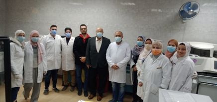 أعلن الدكتور عمرو مصطفى مدير مستشفى بنها النموذجي للتأمين الصحي، أنه عمل خطة تطوير لقطاع المعامل بمستشفى التأمين الصحي ببنها برئاسة الدكتور ابراهيم راجح المشرف العام علي بنك الدم وقسم الباثولوجيا الاكلينيكية والمعامل بمستشفى التأمين الصحي ببنها بهدف تقديم خدمة طبية ومعملية متميزة لمرضى التأمين الصحي ببنها. مشيرا إلى أنه تم إعادة هيكلة المعمل وتقسيمه إلى وحدات هيماثولوجى وميكروبيولوجى ووحدة كيمياء ووحدة مناعة وتوفير جهاز closed system full automated ويتم من خلاله عمل كل التحاليل الخاصة بكيمياء الدم . مضيفا أنه تم تفعيل عمل تحاليل D- dimer - S.Ferritin وهرمونات الغدة الدرقية على جهاز ال tosho واستقبالهم من جميع العيادات الخارجية التابعة للتأمين الصحي المحيطة بالمستشفى . وقال الدكتور عمرو مصطفى أنه تم مخاطبة جميع الأقسام لمعرفة التحاليل المطلوبة والعمل على توفير الغير موجود منها بالمعمل وعمل هيكل تنظيمي للمعمل ووجود طبيب مسئول عن كل وحدة . وأشار مدير مستشفى التأمين الصحي ببنها أنه يتم عمل اجتماع شهرى للقسم لاتخاذ القرارات الهامة به وعمل رؤية للخطة التدريبية والتعليمية من كل شهر وبدء التدريب على مكافحة العدوى والجودة بالمعمل مع عمل تنسيق خاص بها لمتابعة الأداء. من جانبه أكد الدكتور ابراهيم راجح المشرف العام علي بنك الدم وقسم الباثولوجيا الاكلينيكية والمعامل بمستشفى التأمين الصحي ببنها أنه تم إعداد خطة لتطوير العمل في بنك الدم والمعمل وعمل خطط تدريبية وتعليمية والتدريب على مكافحة العدوى وتطوير أساليب الجودة . وقال إنه تم تم مخاطبة جميع الأقسام لمعرفة التحاليل المطلوبة والعمل على توفير الغير موجود منها بالتنسيق مع إدارة المستشفى. مؤكدا أن مستشفى التأمين الصحي ببنها تشهد طفرة إدارية وفنية وطبية وهناك سعى لتقديم أفضل الخدمات الطبية للمرضى.