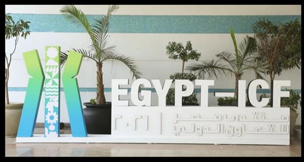 سلط التقرير السنوي لوزارة التعاون الدولي الضوء على العلاقات المصرية الأفريقية، الذي أطلقته وزارة التعاون الدولي تحت عنوان "تعاون إنمائي فعال.. لبناء مستقبل أفضل"، الضوء على أهمية الشراكات الدولية في دفع العلاقات الاقتصادية مع قارة أفريقيا، وتعزيز التعاون الثلاثي، وكذلك التعاون بين بلدان الجنوب، فضلا عن اللجان المشتركة التي تستهدف دفع العلاقات الاقتصادية مع دول القارة. وأشار التقرير إلى منتدى مصر للتعاون الدولي والتمويل الإنمائي، الذي عقد تحت رعاية السيد الرئيس عبد الفتاح السيسي، في سبتمبر الماضي، بحضور رفيع المستوى افتراضيًا وفعليًا لأكثر من ١٥٠٠ مسؤول حكومي ورؤساء مؤسسات التمويل الدولية والإقليمية وممثلي القطاع الخاص والمجتمع المدني والأطراف ذات الصلة من كافة أنحاء العالم، من بينهم حضور حكومي أفريقي رفيع المستوى، حيث تم تبادل وجهات النظر والرؤى والتجارب والخبرات؛ لتعزيز الدور الذي يمكن أن يقوم به التعاون الدولي والتمويل الإنمائي للدفع بالأهداف الأممية للتنمية المستدامة. وخلال جلسة التحول الأخضر: الفرص والتحديات التي تواجه الدول النامية، تمت مناقشة خطط العمل المناخي في منطقة الشرق الأوسط وأفريقيا باعتبارها عاملا محوريًا لتعزيز النمو الاقتصادي المستدام والتنمية والتحول الأخضر. كما حرصت وزارة التعاون الدولي، على مشاركة تجربة مصر الرائدة في مجال التعاون الدولي والتمويل الإنمائي، ومطابقة التمويلات الإنمائية مع الأهداف الأممية للتنمية المستدامة، باستخدام المناهج والإطار العالمي للأمم المتحدة ومنظمة التعاون الاقتصادي والتنمية، لتصبح مرجعًا للدول النامية والناشئة ودول قارة أفريقيا . بالإضافة إلى ذلك عقدت ورشة عمل حول تفعيل آليات التعاون الإقليمي في ظل اتفاقية التجارة الحرة الإفريقية، حيث استهدفت تلك الورشة تسليط الضوء على مميزات التعاون والتكامل الإقليمي لتعظيم الاستفادة من الاستثمار والتجارة البينية في قارة أفريقيا، بالإضافة إلى التعرف على التحديات التي قد تظهر في المستقبل، بمشاركة مؤسسات التمويل الدولية والإقليمية وممثلي الحكومات الأفريقية، فضلا عن جلسة الأمن الغذائي والتشغيل في أفريقيا في عصر الرقمنة والتي سلطت الضوء على التحديات الرئيسية والفرص المتاحة لتعزيز الأمن الغذائي في أفريقيا، وكذلك أحدث التطورات التي شهدتها التنمية الزراعية في مصر وأفريقيا، وعرض التجارب المنفذة بين مصر وشركاء التنمية بهدف تعزيز الأمن الغذائي وإمكانية تطبيقها في الدول الأفريقية. وفي جلسة أخرى تحت عنوان الابتكار وريادة الأعمال: الشباب قاطرة التنمية في أفريقيا والشرق الأوسط، تمت مناقشة دور الإبداع والتكنولوجيا في تحقيق النمو الاقتصادي في قارة أفريقيا ومناقشة الأدوات والسياسات التي تسرع من مشاركة الشباب في إنجاز أجندة التنمية في أفريقيا، واستكشاف الفرص والدور الذي يمكن أن يقوم به رواد الأعمال والشباب في قارة أفريقيا للإسراع من وتيرة التقدم نحو تحقيق أهداف التنمية المستدامة، حيث تعد قارة أفريقيا من أصغر قارات العالم ويستحوذ الشباب أقل من ٢٥ عامًا على ٦٠٪ من عدد السكان، بما يعد واحدًا من الأصول والقيمة المضافة التي تعزز من عملية تبني التحول الرقمي وسياسات الإبداع ووضع الأطر التنموية بقيادة عقول شابة ومهارات استثنائية. كما ناقش المنتدى أهمية التعاون الثلاثي مع قارة أفريقيا والتعاون بين بلدان الجنوب، حيث أكد المشاركون في هذه الورشة أن التعاون الثلاثي يلعب دورًا رئيسيًا في تحويل التحديات الكبرى إلى فرص لتحقيق المنفعة العامة لأفريقيا وللمساعدة في الإسراع من التقدم نحو تحقيق أهداف التنمية المستدامة للأمم المتحدة، وذلك من خلال تنويع الشراكات التنموية في أفريقيا من أجل تحويل هذه التحديات والتوجهات الجديدة إلى فرص تستثمرها القارة. شاركت الدكتورة رانيا المشاط، هذا العام في جلسة «روسيا – أفريقيا»، التي أقيمت ضمن منتدى سان بطرسبرج الاقتصادي الدولي في دورته الرابعة والعشرين، ممثلة عن جمهورية مصر العربية، وهو الحدث العالمي الذي يناقش القضايا الاقتصادية الرئيسية التي يواجهها العالم، والأسواق الناشئة؛ والذي عُقِدَ هذا العام تحت عنوان «تقييم الواقع الجديد للاقتصاد العالمي عقب جائحة كورونا». ضمت تلك الجلسة الحوارية بعض من صناع القرار من أفريقيا وروسيا، وذلك بمشاركة السيد فيرمين نغريبادا،رئيس وزراء جمهورية إفريقيا الوسطى، الذي قال أن العام السابق شهد تطور في العلاقات بين روسيا وجمهورية إفريقيا الوسطى؛ مشددًا على الحاجة إلى تعزيز التعاون على كافة الأصعدة، ولا سيما الصعيد الاقتصادي، من أجل بناء شراكات يمكن أن توفر فرص لقطاع روسيا الخاص من أجل تنفيذ مشروعات واعدة لجذب الاستثمار الأجنبي المباشر. وفي ذات السياق استعرض التقرير السنوي العلاقات المتبادلة مع الدول الأفريقية وانفتاح مصر على الفرص الاقتصادية والاستثمارية عبر القارة، حيث شاركت مصر في العديد من مشروعات تطوير البنية التحتية، في العديد من القطاعات من بينها النقل والسكك الحديدية والمياه والري والطرق والصحة وغيرها. كما شاركت الدكتورة رانيا المشاط في جلسة حوارية تحت عنوان «قارة أفريقيا في عصر الحرب التجارية الجديدة»، حول تشجيع التجارة والاستثمار في أفريقيا. وذلك ضمن فعاليات قمة منتدى الرؤساء التنفيذيين الأفارقة، التي استضافها مركز فيروز لالجي لأفريقيا" ونظمتها كلية لندن للاقتصاد، حيث تم التأكيد على أهمية التعاون الدولي وتعزيز الشراكات بين القطاعين العام والخاص كعامل أساسي لتنمية قارة أفريقيا. وخلال جلسة التجارة والاستثمار في أفريقيا والعلاقات المشتركة مع الصين، أكد المشاركون على أهمية التعاون الإنمائي في تعزيز علاقات التجارة والاستثمار بين قارة أفريقيا والصين في مختلف القطاعات، حيث تتمتع القارة الأفريقية، جنبًا إلى جنب مع الصين، بإمكانيات هائلة لاستكشاف وتطوير مجالات التجارة والصناعة والمساهمة في تنفيذ مشروعات المساعدة الإنمائية الرسمية، وذلك لتمهيد الطريق نحو النهوض بالاقتصاد الأخضر. وخلال يوليو الماضي، انعقدت فعاليات اللجنة العليا المشتركة بين مصر وجنوب السودان، وذلك للمرة الأولى منذ توقيع اتفاقية تأسيس اللجنة في يناير ٢٠٢١، بهدف تنمية العلاقات الاقتصادية المشتركة بين البلدين، حيث تم توقيع مذكرة تفاهم بشأن مشروع دراسة الحد من مخاطر الفيضان بـ"حوض بحر الجبل" بجمهورية جنوب السودان، ومذكرة تفاهم أخري حول تنمية التجارة والصناعة بين البلدين.