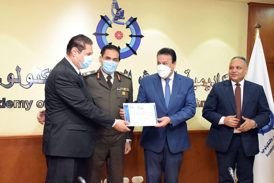 نظمت أكاديمية البحث العلمى والتكنولوجيا بالتعاون مع القوات المسلحة إحتفالية لتوزيع الجوائز على الفائزين بالمسابقة القومية لتصميمات الأجهزة التعويضية، والتى تم تنظيمها خلال الفترة من 1/9/2021 إلى 15/11/2021. بدأت مراسم الإحتفال بكلمة نائب مدير إدارة البحوث الفنية والتطوير ورئيس اللجنة الفنية بالقوات المسلحة أشار خلالها لأهمية الإرتقاء بالأبحاث العلمية والمشاريع التطبيقية فى مجالات الأطراف الصناعية والأجهزة التقويمية ومساعدات الحركة. وألقى مستشار وزير الدفاع للتعليم الطبى والأجهزة التعويضية كلمة نقل خلالها تحية وتقدير الفريق أول محمـد زكي القائد العام للقوات المسلحة وزير الدفاع والإنتاج الحربى والفريق أسامة عسكر رئيس أركان حرب القوات المسلحة للحضور والفائزين بالمسابقة، مؤكداً على الدعم المستمر الذى توليه القيادة العامة للقوات المسلحة للتطوير المستمر لمنظومة الأجهزة التعويضية. كما ألقى رئيس أكاديمية البحث العلمى والتكنولوجيا كلمة هنأ خلالها الفائزين فى المسابقة مثمناً دورهم فى تقديم أفكار ومقترحات مبتكرة للتيسير على ذوى الهمم، كما وجه الشكر للقوات المسلحة لدعمها الدائم لكل ما هو مبتكر فى ذلك المجال. وأكد الدكتور خالد عبد الغفار وزير التعليم العالي والبحث العلمى فى كلمته، على أهمية إلقاء الضوء على أحدث التكنولوجيات فى مجال الأطراف الصناعية والأجهزة التقويمية التى تخدم إحتياجات أصحاب الهمم فى المجتمع المصرى، مشيداً بجهود القوات المسلحة ومساهمتها فى الدعم المتواصل للإرتقاء بمنظومة الأجهزة التعويضية. وإختتمت الإحتفالية بتسليم درع أكاديمية البحث العلمى والتكنولوجيا لمستشار وزير الدفاع للتعليم الطبى والأجهزة التعويضية، وكذلك تسليم الشهادات للفائزين بالمسابقة.