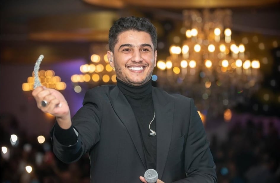 كتب الفنان محمد عساف عبر صفحته الشخصية على موقع تبادل الصور "الانستجرام" والذي أعلن من خلاله عن استقباله مولوده الجديد، قائلاً :" المال والبنون زينة الحياة الدنيا والباقيات الصالحات خير عند ربك ثوابا وخير أملاً". وتابع قائلا:" الحمد لله حمداً كثيراً طيباً مبارك علي ما وهبنا وأنتم ولادة زوجتي على خير وسلام قبل عدة أيام رزقني الله بمولود اسميته ريان". كما استكمل عساف حديثه لابنه داعيا له قائلاً :" أسأل الله أن ينفعنا به ويجعله من البارين". الجدير بالذكر أن الفنان محمد عساف يحضر لأعمال قريباً انتظرونا وهذا الكلام ما جاء به الفنان محمد عساف من خلال منشوره. أغنيه أنا العاشق بشكل جديد للفنان محمد عساف وتم تصويرها في صعيد مصر، و الأغنيه من كلمات هاله علي ألحان محمود الخيامي توزيع طارق عبد الجبار.