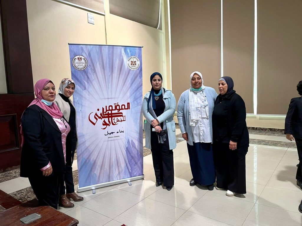 أعلنت وزارة الشباب والرياضة عن تنفيذ المؤتمر الوطني للنشء تحت شعار "بناء جيل" بمحافظة القاهرة، بمشاركة ٣٥٠ طليع وطليعة من مراكز الشباب بالمحافظة، وتقام فعالياته بمركز شباب الجزيرة، في إطار المبادرة الرئاسية "حياة كريمة"،،بالتعاون والتنسيق مع وزارات التربية والتعليم، الاتصالات، الثقافة، الدولة للإعلام، التخطيط، والشئون المعنوية، والدفاع الشعبي والعديد من الجهات المجتمعية المتخصصة في محاور المؤتمر. حاضر في الموتمر لواء دكتور حسام الدين انور مستشار ورئيس قسم الازمات باكاديمية ناصر العسكرية، وبحضور ايمان عثمان مدير عام الإدارة العامة للموهوبين بالوزارة. أكد الدكتور اشرف صبحي وزير الشباب والرياضة، أن المؤتمر الوطني للنشء يستهدف تنمية وعي ومدارك النشء وتنمية مهاراتهم وهو ما يتماشي مع سياسة ورؤية الوزارة التي ترتكز علي صقل مهارات النشء والشباب وتنمية مهاراتهم، وفي ضوء توجيهات القيادة السياسية نحو تمكين الشباب والنشء والعمل علي تأهيليهم وتثقيفهم لخلق جيل قادر علي قيادة الوطن. لفت "صبحي" إلي أن المؤتمر يهدف لخلق حالة من الحراك علي مستوي الأنشطة، والمناقشات الحوارية مع النشء علي مستوي جميع محافظات الجمهورية تنفيذاً لفعاليات المؤتمر، مشيراً إلي اهتمام الوزارة بتنفيذ برنامج المؤتمر وفق الجدول الزمني في جميع المحافظات، والحرص علي مشاركة واستفادة أكبر عدد من أبناء مصر من المؤتمر. ويهدف المؤتمر إلي تكوين مجموعات "قادة المجتمع المصري"من النشء المصري بالمحافظات المختلفة من ترشيح وزارة الشباب والرياضة لتكون هذه المجموعات هي أساس عمل المؤتمر، تأهيل وتدريب المجموعات من مختلف محافظات الجمهورية على مجموعة من التدريبات والمهارات القيادية وتنفيذ الأنشطة والتدريبات من النش (تثقيف الأقران) ، وتنفيذ عدد من التدريبات التأهيلية لمستهدفين من النشء داخل مراكز الشباب والمدارس في المناطق المهمشة على مهارات حياتية وقيمية مختلفة داخل محافظات الجمهورية من خلال "قادة المجتمع".