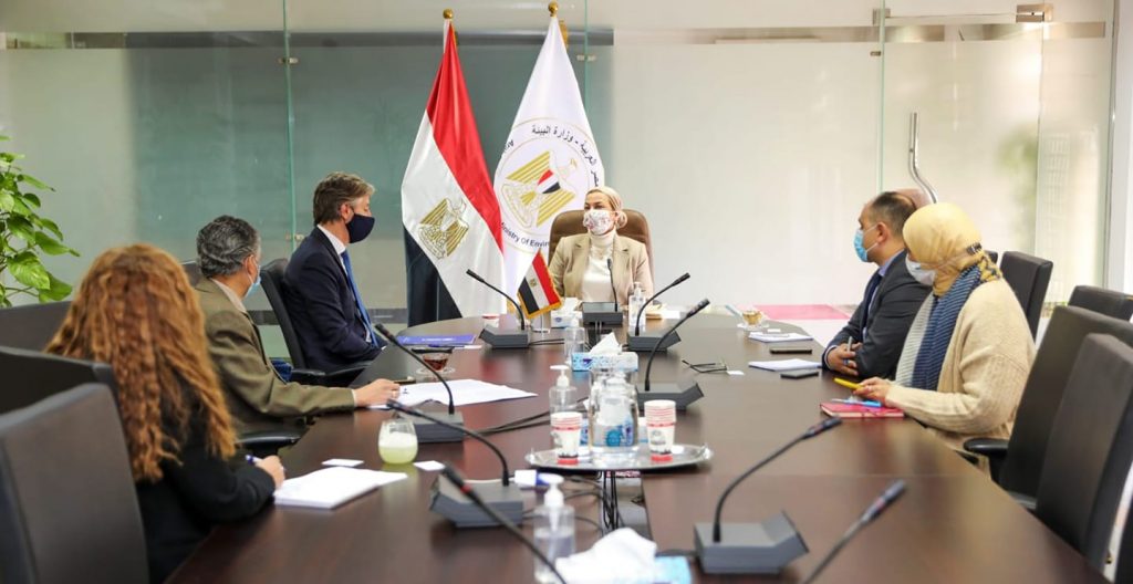 التقت الدكتورة ياسمين فؤاد وزيرة البيئة مع اليساندرو الممثل المقيم الجديد لبرنامج الأمم المتحدة الإنمائي بمصر ودكتور محمد بيومي مساعد الممثل المقيم للبرنامج في مصر، لبحث التعاون المشترك فى مشروعات إدارة المخلفات الصلبة وحماية الطبيعة، وتغير المناخ في إطار التحضير لأستضافة مصر لمؤتمر المناخ القادم COP27. أكد اليساندرو في بداية اللقاء على حرص البرنامج على التعاون مع مصر كأحد الدول الاستراتيجية الهامة والمليئة بقصص النجاح الملهمة، خاصة مع استعدادها لاستضافة مؤتمر المناخ القادم COP27، موضحا أن البرنامج يهدف إلى دعم البلدان في تنفيذ مشروعات مواجهة آثار تغير المناخ وإصدار مساهماتها المحددة وطنيا لخفض الانبعاثات وتسهيل الوصول لمصادر تمويل المناخ، إلى جانب دعم الأولويات الوطنية للبلدان وخطواتها الاستراتيجية. ولفتت الدكتورة ياسمين فؤاد إلى أن البرنامج هو داعم كبير للقطاع البيئي التنموي في مصر سواء في الموضوعات المتعلقة بمواجهة آثار تغير المناخ أو صون التنوع البيولوجي، ونسعى لامتداد شراكتنا في دعم ملف تغير المناخ من خلال ترجمة الاستراتيجية الوطنية لتغير المناخ إلى حزمة من المشروعات في مجالي التخفيف والتكيف، وأيضا التعاون في إطلاق الحوار الوطني للمناخ والذي يتضمن إشراك المجتمع المصري بمختلف شرائحه في قضية تغير المناخ برفع الوعي بها، ومدى ارتباطها بجودة الحياة، والممارسات السلبية و الإيجابية لمواجهتها، ليكون إعداد داخلي على مستوى الدولة للمجتمع ليكون شريكا في الجهود العالمية لمواجهة آثار تغير المناخ. وتناول اللقاء أيضا بحث آخر مستجدات المرحلة الثالثة من مشروع إدارة المخلفات الصلبة بالمنيا والمنفذ بالتعاون مع برنامج الأمم المتحدة الإنمائى وبرنامج مبادلة الديون الإيطالية المصرية، وتوصيات لجنة تيسير الأعمال بشأن سد الفجوة التمويلية وبدء الأعمال التنفيذية. ومن جانبه أشار السيد اليساندرو إلى تزايد اهتمام شركاء التنمية بتوطيد التعاون مع مصر، وخاصة في مجال تكنولوجيا الغاز الحيوي ووحدات البيوجاز، حيث طلب الجانب الدنماركي زيادة حجم التعاون في تنفيذ مشروعات البيوجاز، حيث رحبت الوزيرة مؤكدة انها فرصة جيدة للتوسع في وحدات البيوجاز المتنقلة لنشرها في أماكن مختلفة في قرى مصر ضمن مبادرة "حياة كريمة" كإحدى آليات التخفيف من آثار تغير المناخ، ولتكون المبادرة نموذجا واقعيا لكيفية تنفيذ اجراءات التخفيف.