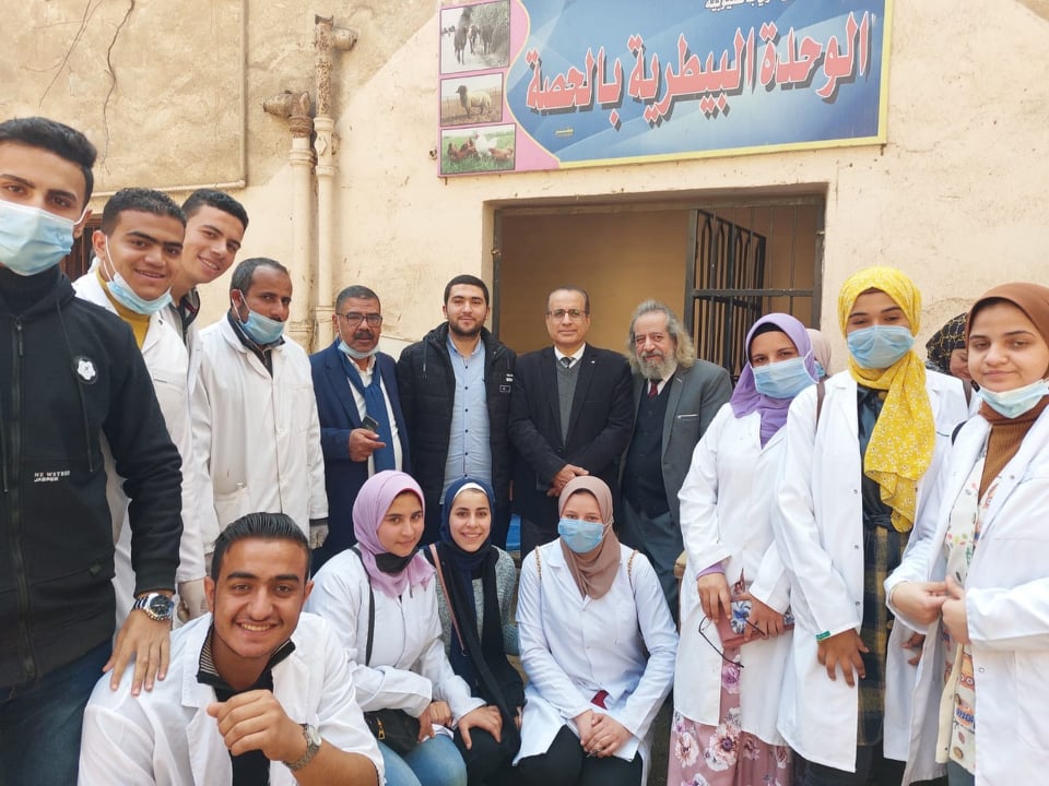 نظم قطاع خدمة المجتمع وتنمية البيئة بجامعة بنها قوافل بيطرية وحملة توعوية عن مرض الحمى القلاعية، بقرية الحصة مركز طوخ للكشف والعلاج بالمجان للثروة الحيوانية والداجنة. جاءت القوافل برعاية الدكتور جمال سوسه رئيس جامعة بنها ، والدكتور محمود مغربى المشرف على قطاع خدمة المجتمع وتنمية البيئة ، والدكتورة أمانى عبد الرحمن عباس عميد كلية الطب البيطرى. وقال الدكتور جمال سوسة إن استمرارية إطلاق القوافل البيطرية التى تنظمها جامعة بنها يأتي في إطار حرصها على المشاركة في خدمة المجتمع المحلى ورفع المعاناة عن المربين وزيادة الوعي البيطري لديهم. وأضافت الدكتورة أمانى عباس ان القافلة تضمنت أيضا حملة توعوية عن مرض الحمى القلاعية بقرية الحصة وأهمية استخدام التحصينات وطرق العزل والتعامل مع الحالات المصابة والتغذية اللازمة للوقاية ورفع المناعة للحيوانات وكيفية الوقاية للحد من انتشار المرض. واشار الدكتور محمد محفوظ وكيل كلية الطب البيطرى لشئون خدمة المجتمع وتنمية البيئة أن القافلة تمت بالتنسيق مع الدكتور محسن عبد الحفيظ مدير المستشفى البيطري التعليمي، و الأستاذة رانيا معتز أمين الجامعة المساعد لشئون خدمة المجتمع ، وبمشاركة أساتذة وأطباء وطلاب الكلية حيث تم الكشف وصرف العلاج بالمجان لعدد كبير من الحالات البيطرية، بالإضافة إلى قطعان من الدواجن خلال فاعليات القافلة.