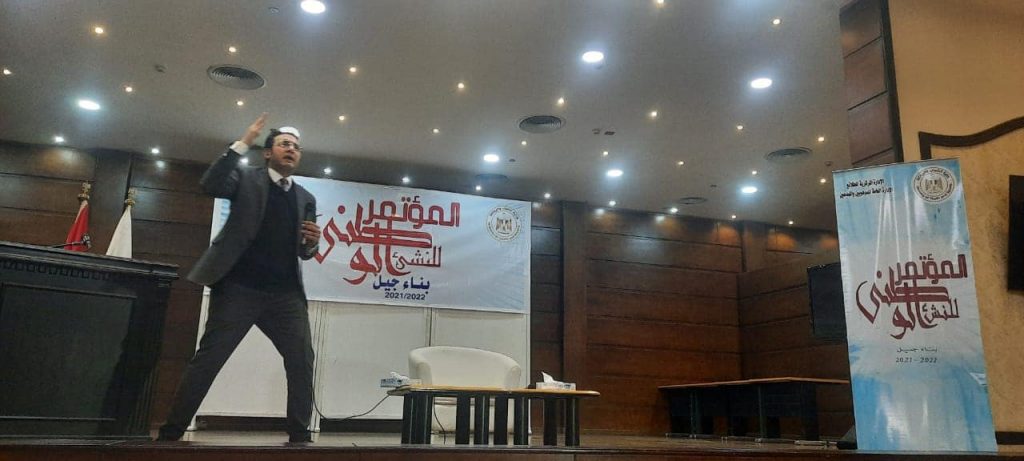 أعلنت وزارة الشباب والرياضة عن استمرار تنفيذ المؤتمر الوطني للنشء يمحافظة الجيزة ، بمشاركة ٢٥٠ طليع وطليعة من مراكز الشباب المحافظة ،وحضور الدكتور طارق نصر من الأكاديمية الوطنية للتدريب ،والشيخ عبد الخالق صلاح أمام مسجد الفتح. ويقام المؤتمر الوطني الأول للنشء تحت شعار «بناء جيل»، بمشاركة النشء من محافظات مصر، بالتعاون والتنسيق مع: وزارات التربية والتعليم، الاتصالات، الثقافة، الدولة للإعلام، التخطيط، والشئون المعنوية، والدفاع الشعبي والعديد من الجهات المجتمعية المتخصصة في محاور المؤتمر. أوضح الدكتور أشرف صبحي وزير الشباب والرياضة، أن فكرة تنفيذ مؤتمر وطني للنشء من خلال وزارة الشباب والرياضة، وبالإضافة إلى الشركاء القوميين الحكوميين وغير الحكوميين من الجهات الراعية للحدث، لتأهيل وتدريب النشء (الفتية والفتيات) على مستوى كل محافظة بمجموعة من المهارات اللازمة لصقل وبناء الشخصية والتي تؤهلهم إلى المشاركة في الأنشطة العامة والمؤتمرات الدولية وأيضاً تطوير شخصياتهم بشكل عام لإفادة أنفسهم والمجتمع على المدى البعيد. ويهدف المؤتمر إلي تكوين مجموعات "قادة المجتمع المصري"من النشء المصري بالمحافظات المختلفة من ترشيح وزارة الشباب والرياضة لتكون هذه المجموعات هي أساس عمل المؤتمر، تأهيل وتدريب المجموعات من مختلف محافظات الجمهورية على مجموعة من التدريبات والمهارات القيادية وتنفيذ الأنشطة والتدريبات من النش (تثقيف الأقران) ، وتنفيذ عدد من التدريبات التأهيلية لمستهدفين من النشء داخل مراكز الشباب والمدارس في المناطق المهمشة على مهارات حياتية وقيمية مختلفة داخل محافظات الجمهورية من خلال "قادة المجتمع".