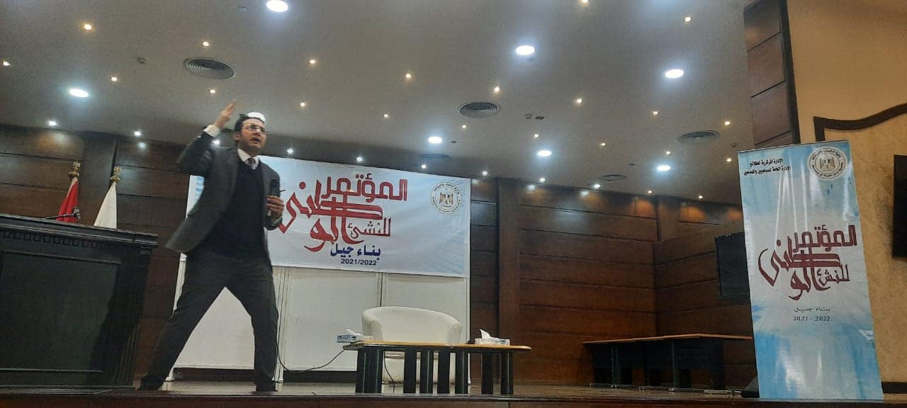 أعلنت وزارة الشباب والرياضة عن استمرار تنفيذ المؤتمر الوطني للنشء يمحافظة الجيزة ، بمشاركة ٢٥٠ طليع وطليعة من مراكز الشباب المحافظة ،وحضور الدكتور طارق نصر من الأكاديمية الوطنية للتدريب ،والشيخ عبد الخالق صلاح أمام مسجد الفتح. ويقام المؤتمر الوطني الأول للنشء تحت شعار «بناء جيل»، بمشاركة النشء من محافظات مصر، بالتعاون والتنسيق مع: وزارات التربية والتعليم، الاتصالات، الثقافة، الدولة للإعلام، التخطيط، والشئون المعنوية، والدفاع الشعبي والعديد من الجهات المجتمعية المتخصصة في محاور المؤتمر. أوضح الدكتور أشرف صبحي وزير الشباب والرياضة، أن فكرة تنفيذ مؤتمر وطني للنشء من خلال وزارة الشباب والرياضة، وبالإضافة إلى الشركاء القوميين الحكوميين وغير الحكوميين من الجهات الراعية للحدث، لتأهيل وتدريب النشء (الفتية والفتيات) على مستوى كل محافظة بمجموعة من المهارات اللازمة لصقل وبناء الشخصية والتي تؤهلهم إلى المشاركة في الأنشطة العامة والمؤتمرات الدولية وأيضاً تطوير شخصياتهم بشكل عام لإفادة أنفسهم والمجتمع على المدى البعيد. ويهدف المؤتمر إلي تكوين مجموعات "قادة المجتمع المصري"من النشء المصري بالمحافظات المختلفة من ترشيح وزارة الشباب والرياضة لتكون هذه المجموعات هي أساس عمل المؤتمر، تأهيل وتدريب المجموعات من مختلف محافظات الجمهورية على مجموعة من التدريبات والمهارات القيادية وتنفيذ الأنشطة والتدريبات من النش (تثقيف الأقران) ، وتنفيذ عدد من التدريبات التأهيلية لمستهدفين من النشء داخل مراكز الشباب والمدارس في المناطق المهمشة على مهارات حياتية وقيمية مختلفة داخل محافظات الجمهورية من خلال "قادة المجتمع".