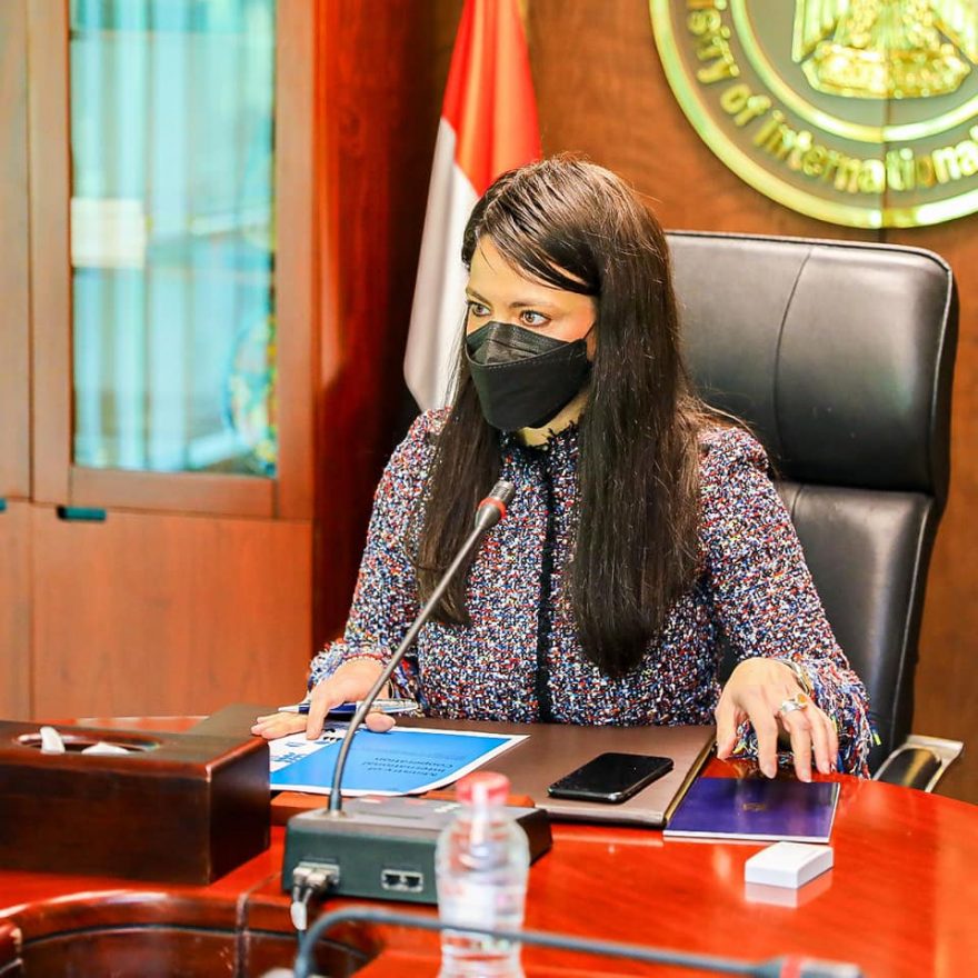 التقت الدكتورة رانيا المشاط، وزيرة التعاون الدولي، بعثة بنك الاستثمار الأوروبي، التي تزور مصر خلال الفترة من 20-23 فبراير الجاري، برئاسة السيدة كاتيكا هاجرولفوفيتش، مدير برامج البيئة ببنك الاستثمار الأوروبي، والسيد رومان سامويلوف، مستشار الصناعات الكيميائية بالبنك، والسيد طارق محمد، مدير المشروعات بمكتب البنك بالقاهرة، والسيد فيليب جاجو، رئيس فريق عمل مشروع التحكم في التلوث الصناعي (المرحلة الثالثة)، ود.حسام عز الدين، مدير عام برنامج التحكم في التلوث الصناعي بوزارة البيئة، إلى جانب مسئولين من البنك شاركوا عبر الفيديو. ويأتي اللقاء لبحث الأولويات المستقبلية ومقترحات التوسع في الشراكات مع البنك بشأن التحول الأخضر ومكافحة التلوث عقب النجاح الذي تم تحقيقه في المشروعات المنفذة سابقًا بشأن البرنامج المصري لمكافحة التلوث الصناعي بمراحله الثلاثة والذي موله بنك الاستثمار الأوروبي إلى جانب الشركاء الأوروبيين (الوكالة الفرنسية للتنمية، والاتحاد الأوروبي، وبنك التعمير الألماني)، واستفاد منه جهاز شئون البيئة والبنك الأهلي المصري. وفي بداية اللقاء قدمت بعثة بنك الاستثمار الأوروبي، عرضًا حول الأولويات المقترحة بشأن استمرار دعم جهود التكيف مع التغيرات المناخية والتحول نحو الاقتصاد الأخضر في مصر، من خلال تنفيذ المشروعات التي تأتي في نطاق أولويات خطة مصر لتحقيق التنمية المستدامة 2030 واستراتيجيتها لمكافحة المناخ حتى 2050، وكذلك بما يتماشى مع خطة بنك الاستثمار الأوروبي للتحول إلى بنك الاتحاد الأوروبي للمناخ، والتوسع في مشروعات التكيف والتخفيف من تداعيات التغيرات المناخية. من ناحيتها أكدت الدكتورة رانيا المشاط، وزيرة التعاون الدولي، على الشراكة الاستراتيجية مع بنك الاستثمار الأوروبي، والتي أسهمت من خلال التمويلات التنموية والدعم الفني في تعزيز جهود مصر التنموية في العديد من المجالات، حيث تسجل التمويلات الإجمالية للبنك في مصر منذ عام 1979 أكثر من 13 مليار يورو تم من خلالها تنفيذ 109 مشروعًا في مختلف المجالات من بينها البنية التحتية والنقل والمياه والصرف الصحي والمشروعات الصغيرة والمتوسطة للقطاعين الحكومي والخاص. وأشارت إلى الجهود الوطنية التي تقوم بها الدولة لدعم العمل المناخي والحفاظ على البيئة والتوسع في المشروعات التي تعزز التحول نحو الاقتصاد الأخضر، موضحة أن وزارة التعاون الدولي تعمل مع شركاء التنمية متعددي الأطراف والثنائيين على تعزيز هذه الجهود من خلال التمويلات التنموية والدعم الفني لترسيخ مفاهيم الاقتصاد الدائري وتنفيذ أهداف التنمية المستدامة. وشددت وزيرة التعاون الدولي، على أهمية الإعداد الجيد والوقوف الدقيق على صياغة المشروعات المنفذة في إطار التعاون الإنمائي، بما يضمن تحقيق النتائج المرجوة، بما يتسق مع أولويات ورؤية الدولة، وإمكانية تعزيز الشراكات بين القطاعين الحكومي والخاص من خلال وحدة الشراكة بوزارة المالية، في المشروعات المستقبلية، مضيفة أن الوزارة تعمل على تعزيز العمل المشترك مع شركاء التنمية خلال الفترة المقبلة في إطار استعداد مصر لاستضافة مؤتمر الأمم المتحدة للمناخ بنهاية العام المقبل، لتسليط الضوء على النجاحات المحققة في مجالات التكيف والتخفيف من تداعيات التغيرات المناخية من خلال التعاون الإنمائي. من جانبها عبرت السيدة كاتيكا هاجرولفوفيتش، رئيسة بعثة بنك الاستثمار الأوروبي، عن تقديرها للشراكة الاستراتيجية بين البنك ومصر، والدور الذي تقوم به وزارة التعاون الدولي لتنسيق العمل المشترك وتعزيز التعاون الإنمائي، مشيرًا إلى أن البنك يستهدف البناء على نجاح البرنامج المنفذ في وقت سابق لتعزيز العمل المشترك نحو دعم العمل المناخي، بما يتلائم مع رؤية مصر 2030 واستراتيجية مكافحة التغيرات المناخية. جدير بالذكر أن بنك الاستثمار الأوروبي كان من بين الممولين لمشروع مكافحة الملوثات الصناعية في مراحله الثلاثة منذ بدايته عام 1996، بقيمة 125 مليون يورو، إلى جانب تمويلات أخرى من عدد من شركاء التنمية، حيث استهدف المشروع تقديم دعم فني ومالي للمنشآت الصناعية على مستوى الجمهورية للتوافق مع القوانين البيئية بالإضافة إلى تنفيذ مشروعات استخدام الوقود البديل في الصناعات الثقيلة للحد من المخلفات الصلبة بكافة أنواعها، ووضع نظام معتمد في السوق المحلى لتمويل مشروعات الحد من التلوث الصناعي، لخفض نسبتها وتحسين الأوضاع البيئية وبيئة العمل وتعزيز تطبيق آليات السوق ودور البنوك في تمويل الاستثمارات في مجال الحد من التلوث. كما عمل على إنشاء آليات مُستدامة لتحسين البيئة الصناعية، وتعزيز القدرة الفنية لجميع الهيئات المعنية والبنوك في التعامل مع التلوث الصناعي. كانت وزيرة التعاون الدولي، قد أطلقت جولة مباحثات على مستوى الفرق الفنية، مع بنك الاستثمار الأوروبي خلال شهر أكتوبر الماضي، لمراجعة ومتابعة أداء المحفظة الجارية للتعاون الإنمائي، كما بحثت مع فلافيا بالانزا، مديرة العمليات لدول الجوار ببنك الاستثمار الأوروبي، وألفريدو أباد، الممثل الإقليمي ومدير مكتب البنك بالقاهرة، في اجتماع خلال أغسطس 2021، تطورات تفعيل التمويل الذي تمت الموافقة عليه لقطاع النقل بقيمة 1.13 مليار يورو لتنفيذ 3 مشروعات هي إعادة تأهيل وتوسعة ترام الرمل بالإسكندرية، وإعادة تأهيل وتطوير خط سكك حديد أبو قير بالإسكندرية، فضلا عن تأهيل وتطوير الخط الثاني لمترو أنفاق القاهرة. جدير بالذكر أن محفظة التعاون الإنمائي الجارية بين جمهورية مصر العربية وبنك الاستثمار الأوروبي تسجل نحو 3.5 مليار يورو بنهاية عام 2021، لتمويل العديد من المشروعات التنموية في قطاع النقل والمياه والصرف الصحي والطاقة والبيئة والمشروعات الصغيرة والمتوسطة والطيران المدني، وتعمل وزارة التعاون الدولي، على الإعداد للاستراتيجية المشتركة الجديدة حتى عام 2027، حيث تعتبر مصر أكبر دولة عمليات لبنك الاستثمار الأوروبي من بين دول الجوار الجنوبي للاتحاد الأوروبي، كما تعد من بين أكثر الدول استفادة من مبادرة المرونة الاقتصادية التي أطلقها بنك الاستثمار الأوروبي. وكان بنك الاستثمار الأوروبي قد أعلن خلال العام الماضي، استهدافه تخصيص 50% من استثماراته للفترة من 2021\2025 للعمل المناخي والاستثمارات الخضراء.