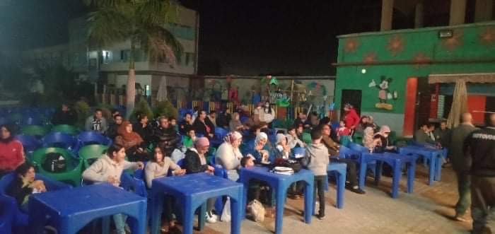 شهدت الأندية والمقاهي والكافيهات بمحافظة القليوبية إقبالا جماهيريا كبيرا من جماهير القليوبية لمتابعة مباراة المنتخب المصرى مع منتخب السنغال. وشهدت شوارع محافظة القليوبية انتشارا للإعلام المصرية تضامنا مع المنتخب المصرى الذى يخوض المباراة النهائية في تصفيات كاس الأمم الأفريقية في التاسعة من مساء اليوم مع المنتخب السنغالي . وشهدت شوارع المحافظة انتشارا لباعة الإعلام والصافرات احتفالا بالمباراة. فيما شهدت محافظة القليوبية حالة من الإستنفار بتوجيهات من اللواء عبدالحميد الهجان محافظ القليوبية ومديرية الشباب والرياضة بالمحافظة وعددا من الأندية والكافيهات والكافيتريات حيث من المنتظر ان تذاع المباراة على شاشات 87 مركز شباب بمختلف انحاء المحافظة وفقا لما اعلنه الدكتور محمود الصبروط وكيل وزارة الشباب والرياضة بالقليوبية والذى اكد على انه تم التأكيد على تطبيق الإجراءات الوقائية والالتزام بالاجراءات الاحترازية والتعقيم التباعد وارتداء الكمامه وذلك حرصا على سلامه وامن الجمهور المترددين على مراكز الشباب . واعلنت ادارة نادى ديلمون بنها تحت اشراف الدكتور محمود فتح الباب انه سيتم اذاعة المباراة على شاشة كبيرة اشبه بشاشة السينما حتى يتعايش الجمهور مع اجواء المباراة متمنيا الفوز لمنتخب مصر فى تلك المباراة الهامة وحصولة على كأس افريقيا الثامنة . مؤكدا ان الشعب المصرى يقف خلف المنتخب المصرى ويؤازره ويدعمه بكل الحب والوطنية ويثق فى قدرات اللاعبين وسعيهم لتحقيق الفوز. وجه الكابتن وحيد خلوى رئيس منطقة القليوبية لكرة القدم التحية للمنتخب الوطني المصرى ولاعبيه الكبار الذين اسعدوا الشعب المصرى والعربي خلال مراحل البطولة المختلفة ونحن على ثقة انهم سيزرعون البسمة والفرحة اليوم فى تلك المباراة الكبيرة وحصول المنتخب على كأس الأمم الأفريقية . وأكد خلوى على مؤازرة المنتخب الوطني المصرى في مباراته النهائية لبطولة كأس الأمم الأفريقية وطالب خلوى لاعبي المنتخب بالاستمرار في تالقهم وتحقيق الفوز والحصول على كأس إفريقيا مؤكدا أن الفريق الوطني يمتلك افضل لاعبين يمتلكون الإمكانيات والقدرات التى تؤهلهم للفوز في مقدمتهم اللاعب الدولى محمد صلاح . من جانبه وجه الدكتور محمود الصبروط وكيل وزارة الشباب والرياضة التحية والتقدير للمنتخب المصرى واكد أن جموع الشعب المصري تقف خلف المنتخب المصرى من أجل تحقيق الفوز والحصول على كأس الأمم الأفريقية . وقال الصبروط أن الفريق المصرى سيحقق حلم ١٠٠ مليون مصرى وملايين العرب في الفوز بالبطولة والتعبير عن الكرة المصرية بما يليق بها والحضارة مصر وعراقة شعبها . من جانبه أكد الكابتن مصبح الكحيلى رئيس مجلس إدارة نادي بنها الرياضى أن منتخب مصر ظهر بصورة عالمية أذهلت العالم وخاصة في ظل الأداء المتميز وخوض مباريات على مدار ١٢٠ دقيقة طوال ٣ مباريات وهذا لم يحدث من قبل . مشيدا باللاعب العالمى محمد صلاح الذى قاد المنتخب للفوز في مراحل البطولة حتى الوصول للمباراة النهائية مساء اليوم. واشاد بالمدير الفنى للمنتخب المصرى كارلوس كيروش خلال ادارته لمباريات المنتخب الوطني وحقق كل ما عليه . أما الكابتن محمد السكران بمنطقة القليوبية لكرة القدم فأشاد بالروح التى يمتلكها لاعبي المنتخب المصرى وأكد أن الفريق الوطني المصرى يلعب بروح قتالية وبهدوء وتنظيم لصفوفة وبخطة منظمة تتناسب مع كل المباراة من اجل تحقيق الفوز الغالى بكأس افريقيا . مشيدا باللاعبين وبحراس المرمى وجهودهم العظيمة على المستطيل الأخضر.