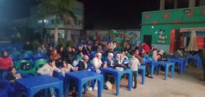 شهدت الأندية والمقاهي والكافيهات بمحافظة القليوبية إقبالا جماهيريا كبيرا من جماهير القليوبية لمتابعة مباراة المنتخب المصرى مع منتخب السنغال. وشهدت شوارع محافظة القليوبية انتشارا للإعلام المصرية تضامنا مع المنتخب المصرى الذى يخوض المباراة النهائية في تصفيات كاس الأمم الأفريقية في التاسعة من مساء اليوم مع المنتخب السنغالي . وشهدت شوارع المحافظة انتشارا لباعة الإعلام والصافرات احتفالا بالمباراة. فيما شهدت محافظة القليوبية حالة من الإستنفار بتوجيهات من اللواء عبدالحميد الهجان محافظ القليوبية ومديرية الشباب والرياضة بالمحافظة وعددا من الأندية والكافيهات والكافيتريات حيث من المنتظر ان تذاع المباراة على شاشات 87 مركز شباب بمختلف انحاء المحافظة وفقا لما اعلنه الدكتور محمود الصبروط وكيل وزارة الشباب والرياضة بالقليوبية والذى اكد على انه تم التأكيد على تطبيق الإجراءات الوقائية والالتزام بالاجراءات الاحترازية والتعقيم التباعد وارتداء الكمامه وذلك حرصا على سلامه وامن الجمهور المترددين على مراكز الشباب . واعلنت ادارة نادى ديلمون بنها تحت اشراف الدكتور محمود فتح الباب انه سيتم اذاعة المباراة على شاشة كبيرة اشبه بشاشة السينما حتى يتعايش الجمهور مع اجواء المباراة متمنيا الفوز لمنتخب مصر فى تلك المباراة الهامة وحصولة على كأس افريقيا الثامنة . مؤكدا ان الشعب المصرى يقف خلف المنتخب المصرى ويؤازره ويدعمه بكل الحب والوطنية ويثق فى قدرات اللاعبين وسعيهم لتحقيق الفوز. وجه الكابتن وحيد خلوى رئيس منطقة القليوبية لكرة القدم التحية للمنتخب الوطني المصرى ولاعبيه الكبار الذين اسعدوا الشعب المصرى والعربي خلال مراحل البطولة المختلفة ونحن على ثقة انهم سيزرعون البسمة والفرحة اليوم فى تلك المباراة الكبيرة وحصول المنتخب على كأس الأمم الأفريقية . وأكد خلوى على مؤازرة المنتخب الوطني المصرى في مباراته النهائية لبطولة كأس الأمم الأفريقية وطالب خلوى لاعبي المنتخب بالاستمرار في تالقهم وتحقيق الفوز والحصول على كأس إفريقيا مؤكدا أن الفريق الوطني يمتلك افضل لاعبين يمتلكون الإمكانيات والقدرات التى تؤهلهم للفوز في مقدمتهم اللاعب الدولى محمد صلاح . من جانبه وجه الدكتور محمود الصبروط وكيل وزارة الشباب والرياضة التحية والتقدير للمنتخب المصرى واكد أن جموع الشعب المصري تقف خلف المنتخب المصرى من أجل تحقيق الفوز والحصول على كأس الأمم الأفريقية . وقال الصبروط أن الفريق المصرى سيحقق حلم ١٠٠ مليون مصرى وملايين العرب في الفوز بالبطولة والتعبير عن الكرة المصرية بما يليق بها والحضارة مصر وعراقة شعبها . من جانبه أكد الكابتن مصبح الكحيلى رئيس مجلس إدارة نادي بنها الرياضى أن منتخب مصر ظهر بصورة عالمية أذهلت العالم وخاصة في ظل الأداء المتميز وخوض مباريات على مدار ١٢٠ دقيقة طوال ٣ مباريات وهذا لم يحدث من قبل . مشيدا باللاعب العالمى محمد صلاح الذى قاد المنتخب للفوز في مراحل البطولة حتى الوصول للمباراة النهائية مساء اليوم. واشاد بالمدير الفنى للمنتخب المصرى كارلوس كيروش خلال ادارته لمباريات المنتخب الوطني وحقق كل ما عليه . أما الكابتن محمد السكران بمنطقة القليوبية لكرة القدم فأشاد بالروح التى يمتلكها لاعبي المنتخب المصرى وأكد أن الفريق الوطني المصرى يلعب بروح قتالية وبهدوء وتنظيم لصفوفة وبخطة منظمة تتناسب مع كل المباراة من اجل تحقيق الفوز الغالى بكأس افريقيا . مشيدا باللاعبين وبحراس المرمى وجهودهم العظيمة على المستطيل الأخضر.