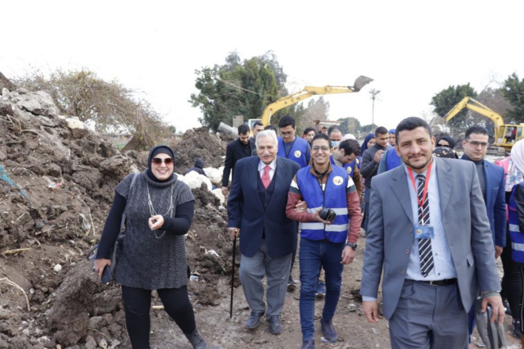 اجتمعت امانة بندر بنها بمقر حزب حماة الوطن بالقليوبية أمس، عقب زيارة أعضاء أمانة الشباب بقيادة الدكتور احمد نجيب لبعض المشاريع القومية بالمحافظة ضمن مبادرات التثقيف والتوعية لدى اعضاء الحزب. رأس الاجتماع ناير نبيل امين بندر بنها، بحضور أمناء واعضاء الامانة، لمناقشة خطة عمل المرحلة، وماتم تنفيذه خلال الايام السابقة. ويأتي هذا تحت رعاية الفريق جلال هريدي رئيس حزب حماة الوطن، وتوجيهات اللواء طارق نصير أمين عام الحزب، والدكتور احمد العطيفي امين التنظيم المركزي، وبإشراف الدكتور أحمد يوسف أمين محافظة القليوبية، ومتابعة اللواء عبد العليم بركة امين التنظيم بالحزب. وناقش الاجتماع عدد من اهتمامات المرحلة ضمن خطة امانة بندر بنها، حيث متابعة تنفيذ مشروع مشغل الأمل التي تقوم علي اعداه وتنفيذه نجلاء خضر أمينة المرأة، موكدة ان المشروع في مرحلة ماقبل الافتتاح، ويجري الانتهاء منه بشكل كامل خلال ايام قليلة. واوضحت نجلاء خضر ان الوحدة الحزبية بمنطقة الشدية المكلفة بها سيتم افتتاحها قريبا موضحة انه تم تجهيزها بشكل كامل وسيتم الاعلان عنها مع افتتاح مشغل الامل خلال هذه الايام. وفي نفس السياق قال كابتن أسامة رشيد، امين الرياضة انه يعد دورة تمهيدية قبل الدورة الرمضانية المقترحة سابقاً، وجاري وضع خطة كاملة وسيتم عرضها بشكل رسمي علي أمانة القليوبية لتنفيذها بشكل جديد ومنسق. ورتبت أمانة بند بنها، زيارة قريبة لـ الأنبا ماكسيموس لتوطيت العلاقات الاخوية بين الكنيسة والحزب وللتأكيد على أهمية المواطنة وارساء علاقات سليمة لمستقبل أفضل. وكانت شاركت أمانة بندر بنها في فعالية اعرف مشروعات بلدك بقيادة الدكتور احمد نجيب امين الشباب بمحافظة القليوبية، وبحضور اللواء عبد العليم بركة امين التنظيم. وقام الشباب بزيارة بعض المشروعات القومية بدائرة المحافظة، ضمن الخطة التي وضعها رئيس الجمهورية عبد الفتاح السيسي لتطوير مصر من اجل حياة كريمة. وفي هذا الصدد قال اللواء عبد العليم بركة: انها كانت زيارة مفيدة ليلمس الشباب عن قرب المشروعات القومية التي تقوم بها بالدولة، متابعاً ان مثل هذه الزيارات تعمق ثقة الشباب بمشروعات الدولة وانها حقيقة علي ارض الواقع تحقق اهداف ملحة للشعب وللشباب، مؤكدا فليس من رئى كمن سمع.