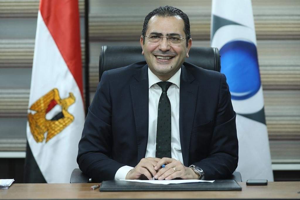 شن جهاز حماية المستهلك《بثماني محافظات》 حملات لضبط الأسواق بالتعاون مع التفتيش الصيدلي والرقابة الإدارية ومديريات التموين والصحة ومباحث التموين وإدارة العلاج الحر، أسفرت عن تحرير (251محضر) وبيانها كالتالي : إدارة ضبط الأسواق 《 بمحافظتي القاهرة والجيزة 》 : تم شن 26 حملة علي نطاق القاهرة والجيزة واسفرت عن تحرير 42 محضر لعدد من المنشآت التجارية وذلك لضبط العديد من المخالفات منها عدم الإعلان عن الأسعار الشاملة، وعدم إصدار فواتير قانونية وعدم كتابة أسم الصنف والمواصفات باللغة العربية (مجهولة المصدر). 《محافظة الاسماعلية》 : تم ضبط عدد 343748 علبة سجائر بوكس داخل مخزن سجائر لتجميعها وبيعها بأزيد من السعر الرسمي وكميات كبيرة من السجائر الأجنبية مجهولة المصدر ، كما تم ضبط كميات كبيرة من سولار وبنزين 80 وبنزين 92 داخل عدد من محطات الوقود بغرض تجميعها وبيعها فى السوق السوداء. كما تم تحرير (29 محضر) لعدد من المنشآت التجارية وذلك لعدم الإعلان عن الأسعار، وعدم إصدار فواتير قانونية، عدم حمل شهادات صحيه.. 《محافظة الشرقية 》 : ضبط مخزن للأعلاف بحيازته سلع مجهولة المصدر بالإضافة إلي ضبط منشأة لبيع إكسسورات السيارات بحيازتها قطع غيار سيارات منتهية الصلاحية و مجهولة المصدر، وتم تحرير عدد 32 محضر ضد عدد من المنشآت التجارية لعدم الإعلان عن الأسعار وعدم حمل الشهادات الصحية . 《 محافظة جنوب سيناء》 : بالإشتراك مع مديرية الصحة و السكان والتموين والتجارة الداخلية تم تحرير عدد 28 محضر ضد عدد من المحلات التجارية لعدم وجود تراخيص وبيع سلع مجهولة المصدر وعدم الإعلان عن الأسعار ونقص الإشتراطات الصحية . 《 محافظة السويس》 : تم تحرير 18 محضر لعدد من المنشآت التجارية لعدم إصدار فواتير قانونية وعدم الإعلان عن الأسعار وضبط كمية من السلع مجهولة المصدر وعدم وجود التراخيص اللازمة وعدم إتباع الإشتراطات الصحية. 《 محافظة كفر الشيخ 》 : تم ضبط مصنع أحذيه لاستخدامه علامه تجاريه بدون سند قانونى وتم التحفط على كمية من المنتجات ومدون عليها ( طبى ) واسم العلامة بدون سند قانونى أو مواصفات فنيه ، بالإضافة إلي ضبط شركه اكسسوار محمول بحيازتها منتجات بدون فواتير او مستندات تدل على مصدرها ، كما تم تحرير عدد (16 محضر) لعدد من محلات المبيدات الزراعيه والبويات والأدوات الكهربائيه ومنشآت تجارية لعدم الإعلان عن الأسعار وعدم اصدار فواتير قانونيه طبقا للقانون 181 لسنه 2018 . 《محافظة المنيا》 : ضبط عدد من المراكز الطبية ومركز لعلاج الاطفال المبتسرين والحضانات ومعامل التحليل بداخل غرفة الكشف كاميرا مراقبه وهذا مخالف قانونيا لانتهاك حرمة المرضى وكميه من الأدوية المسجلة بوزارة الصحة والسكان وهيئة الشراء الموحد وغير مصرح بتداولها تجاريًا و كميه كبيره من المواد الكيميائية المنتهية الصلاحية بالإضافة إلي مخالفة شروط مكافحة العدوى وعدم وجود طبيب وتمريض بالمكان . 《محافظة القليوبية 》 : ضبط عدد 60 لفة خرطوم كهرباء، وعدد 100 لفة خرطوم كهرباء سوستة، وعدد 40 لفة سلك كهرباء مقلد لعلامه تجاريه شهيره ، عدد 15 لفة سلك كهرباء غير مدون عليها بيانات ، وعدد 3000 عبوة حفاضات ، عدد 168 كرتونة صابون وجه و عدد 550 بكرة مناديل ورقية مجهولة المصدر و غير مدون عليها أي بيانات ، بالإضافة إلي تحرير عدد (11) محضر لعدم الإعلان عن الأسعار وعدم إصدار فواتير و إدارة منشآت بدون ترخيص و حيازة منتجات مجهولة المصدر . 《محافظة سوهاج 》 : تم تحرير عدد 51 محضر لمنشآت طبية وتجارية وذلك لإدارة منشأة طبية بدون ترخيص، وعدم الإعلان عن أسعار الخدمة الطبية المقدمة بالإضافة إلي وجود غرفة عمليات غير مطابقة للإشتراطات القانونية وغير مرخصة وحيازة أدوية مخدرة مدرجة بالجدول الثالث لقانون المخدرات وغير مسجله بدفتر المخدرات وأدوية ومستلزمات طبية منتهية الصلاحية . - الجهاز يعمل علي مدار الساعة وحملات رقابية إستباقية موسعة ،الهدف منها هو الحفاظ علي صحة وسلامة المواطنين. - لن ندخر جهدا في في إتخاذ الإجراءات التي من شأنها حماية وصون حقوق المستهلك ،ودائما المواطن هو محور اهتمام القيادة السياسية وكافة أجهزة الدولة . - نعمل علي ضبط المخالفين قبل ترويج السلع للأسواق وإضرارهم بصحة وسلامة المستهلكين. ويهيب الجهاز بالمواطنين بضرورة الإبلاغ عن أي مخالفة من شأنها الاضرار بالمستهلك وسيتم اتخاذ كافة الإجراءات القانونية حيال المخالفين على رقم 19588 .